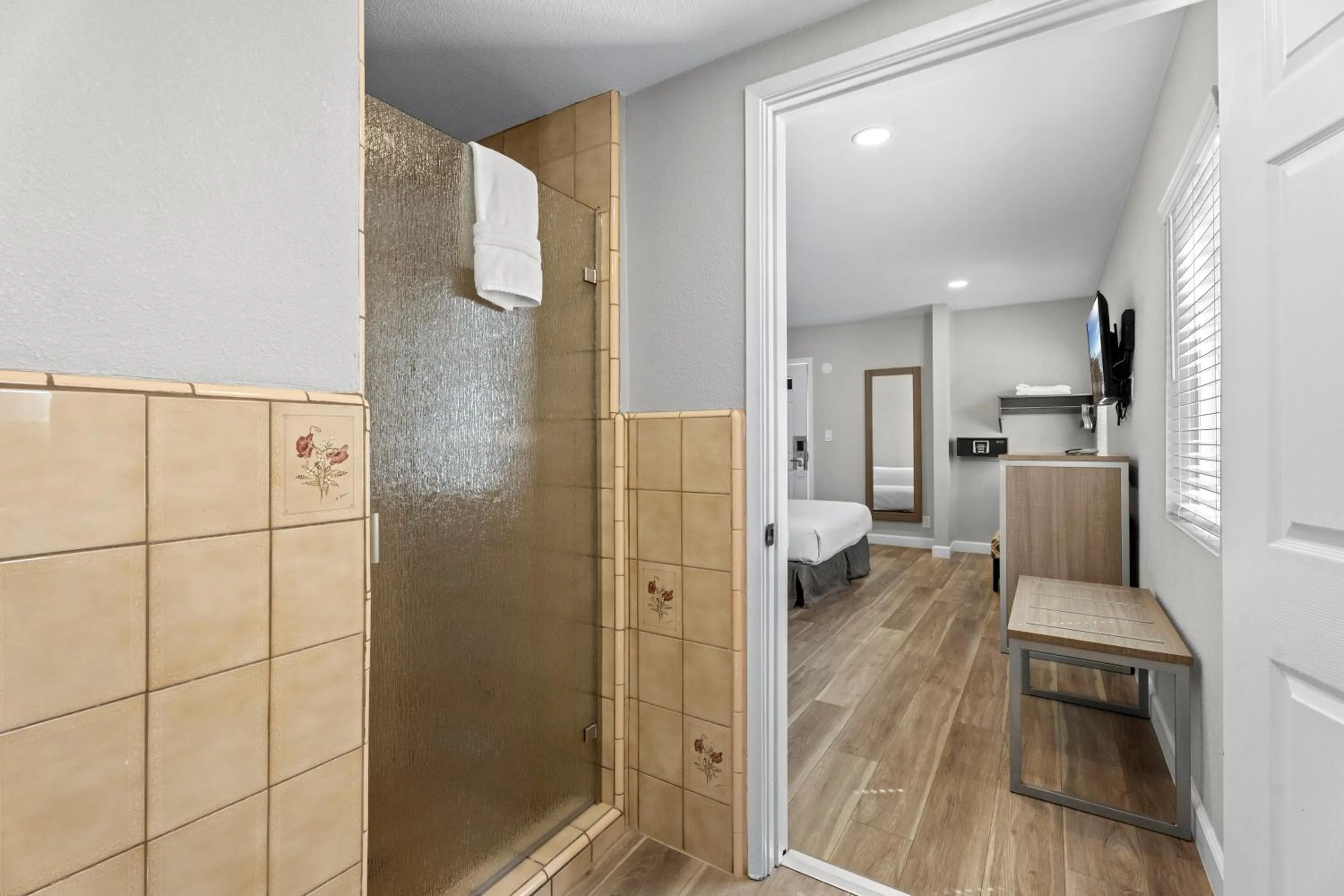 Bathroom, Bed in Ocean Park Inn