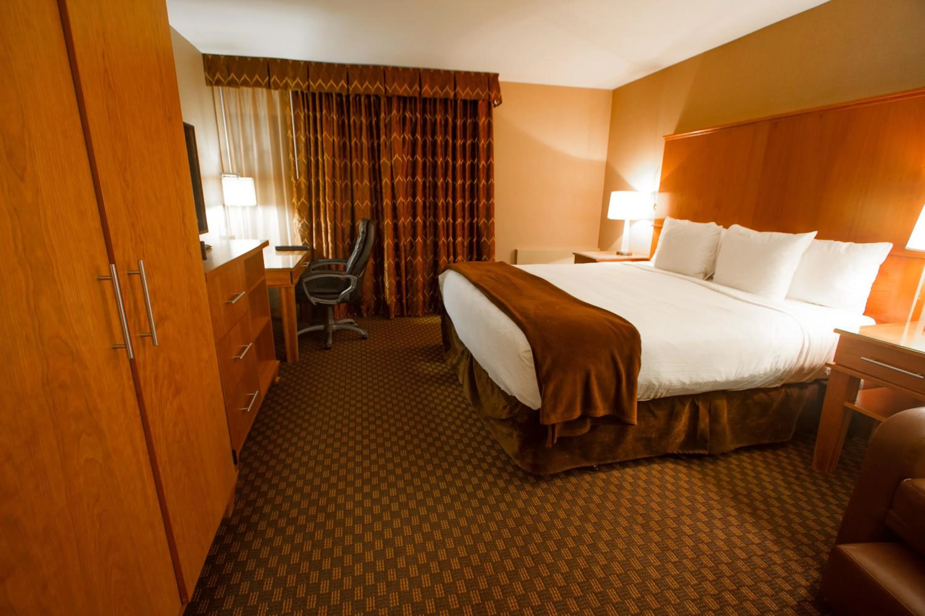 Bed in Mirabeau Park Hotel