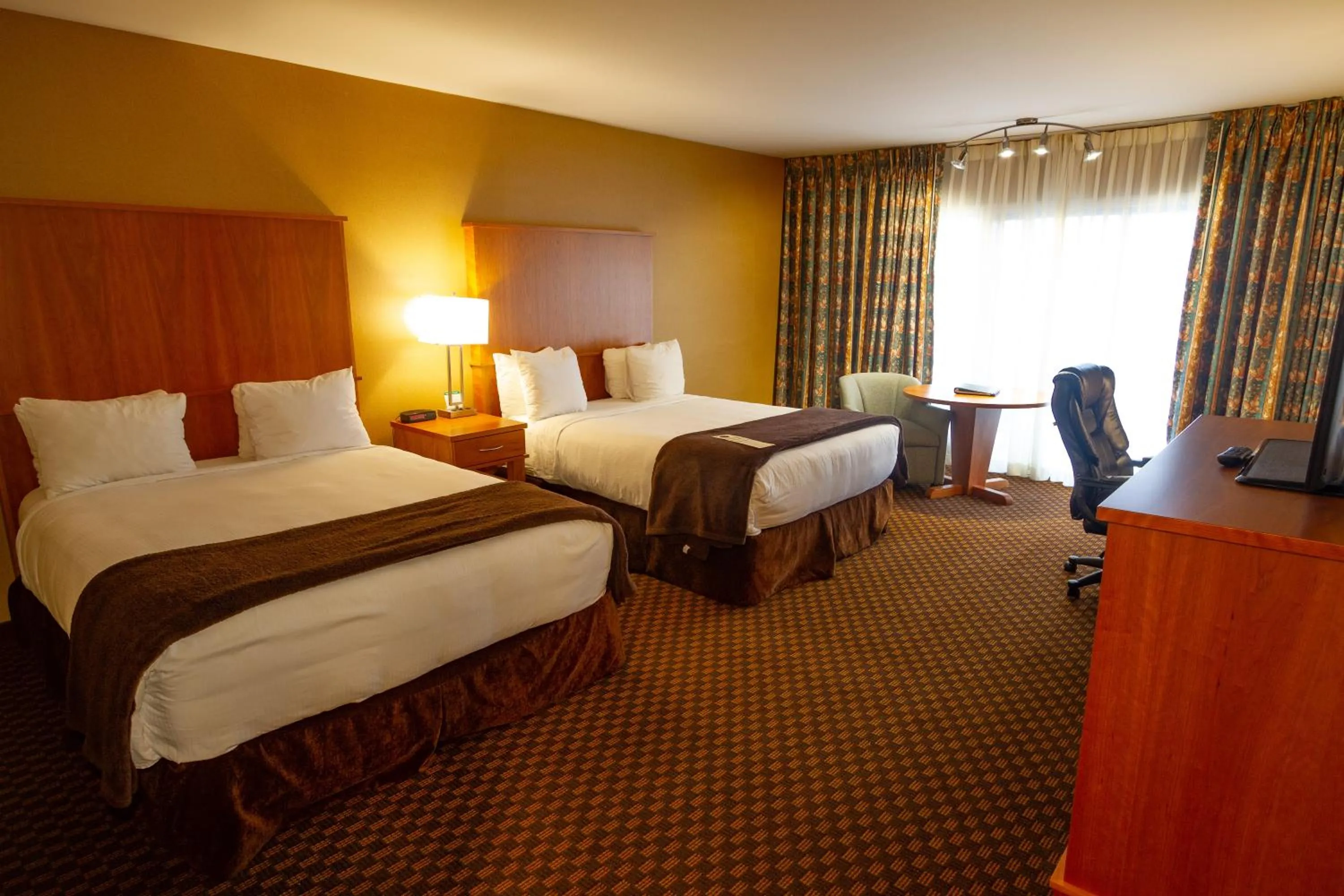 Bed in Mirabeau Park Hotel