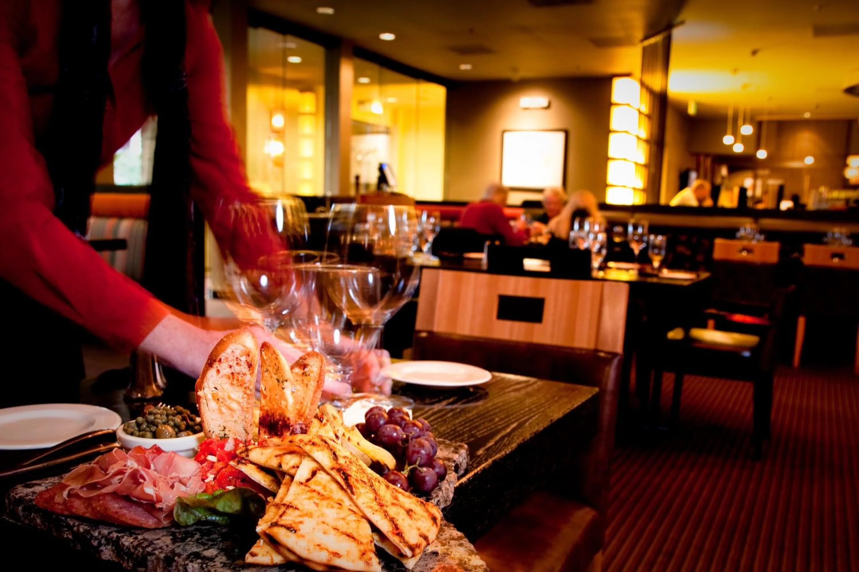 Restaurant/places to eat in Mirabeau Park Hotel