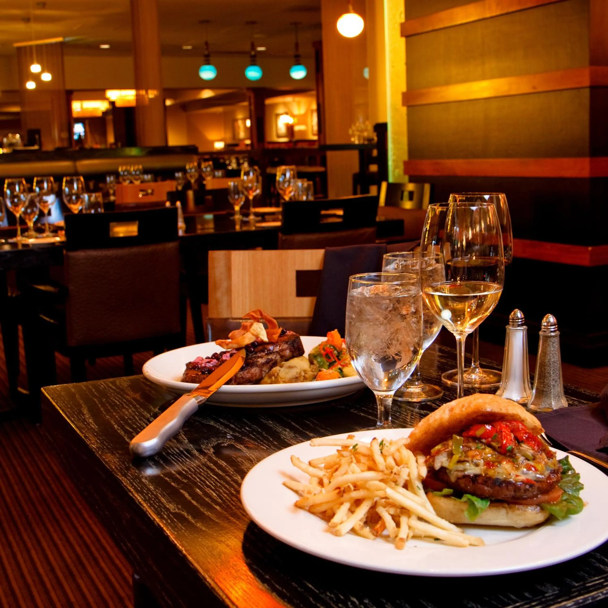 Restaurant/places to eat in Mirabeau Park Hotel