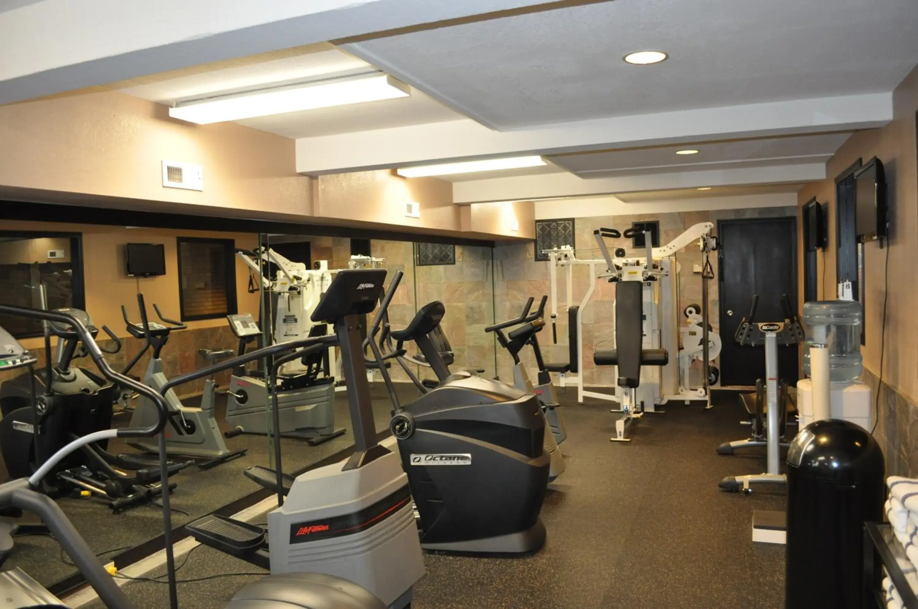 Fitness centre/facilities in Mirabeau Park Hotel Fitness centre/facilities in Mirabeau Park Hotel