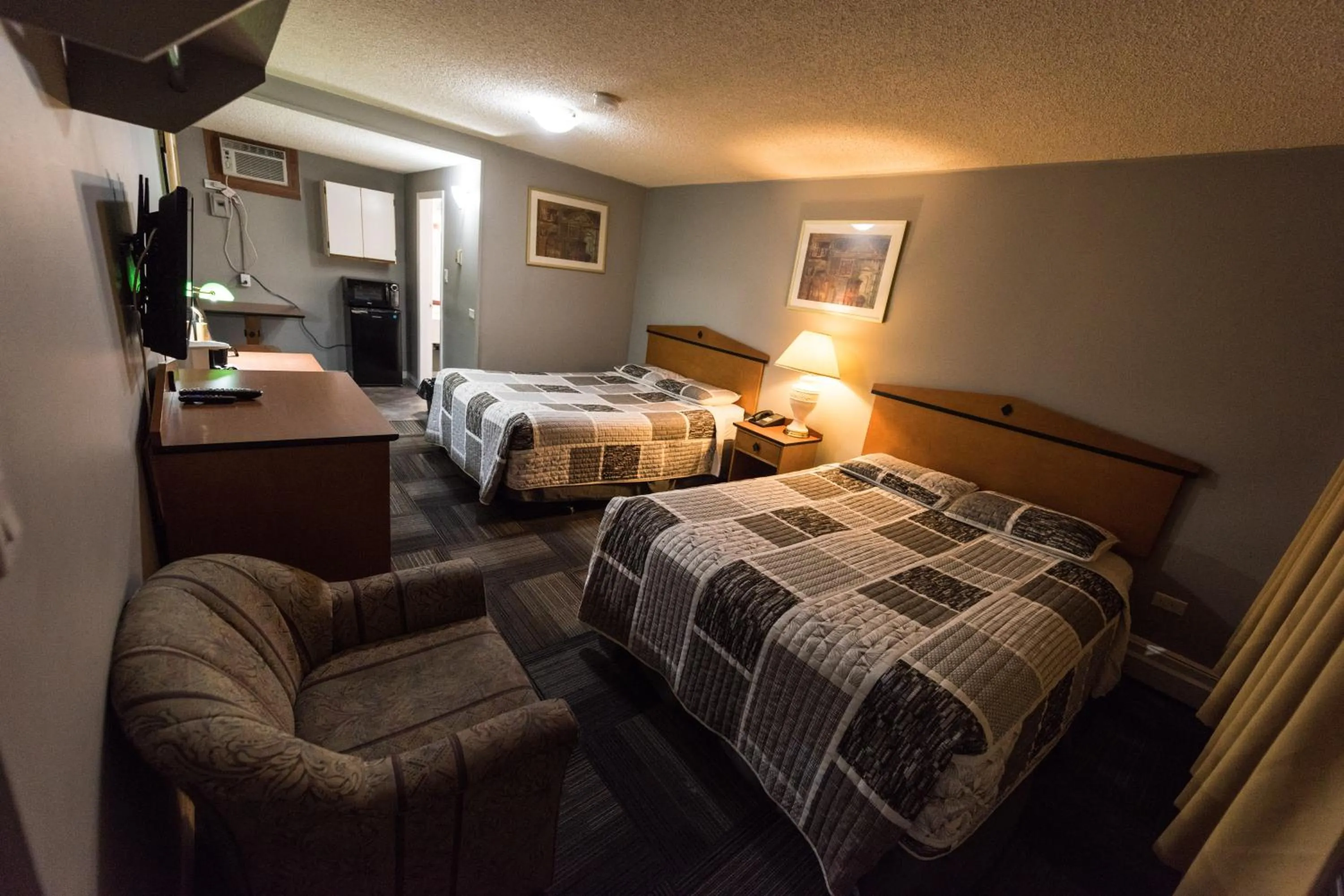 Photo of the whole room, Bed in Olympia Lodge