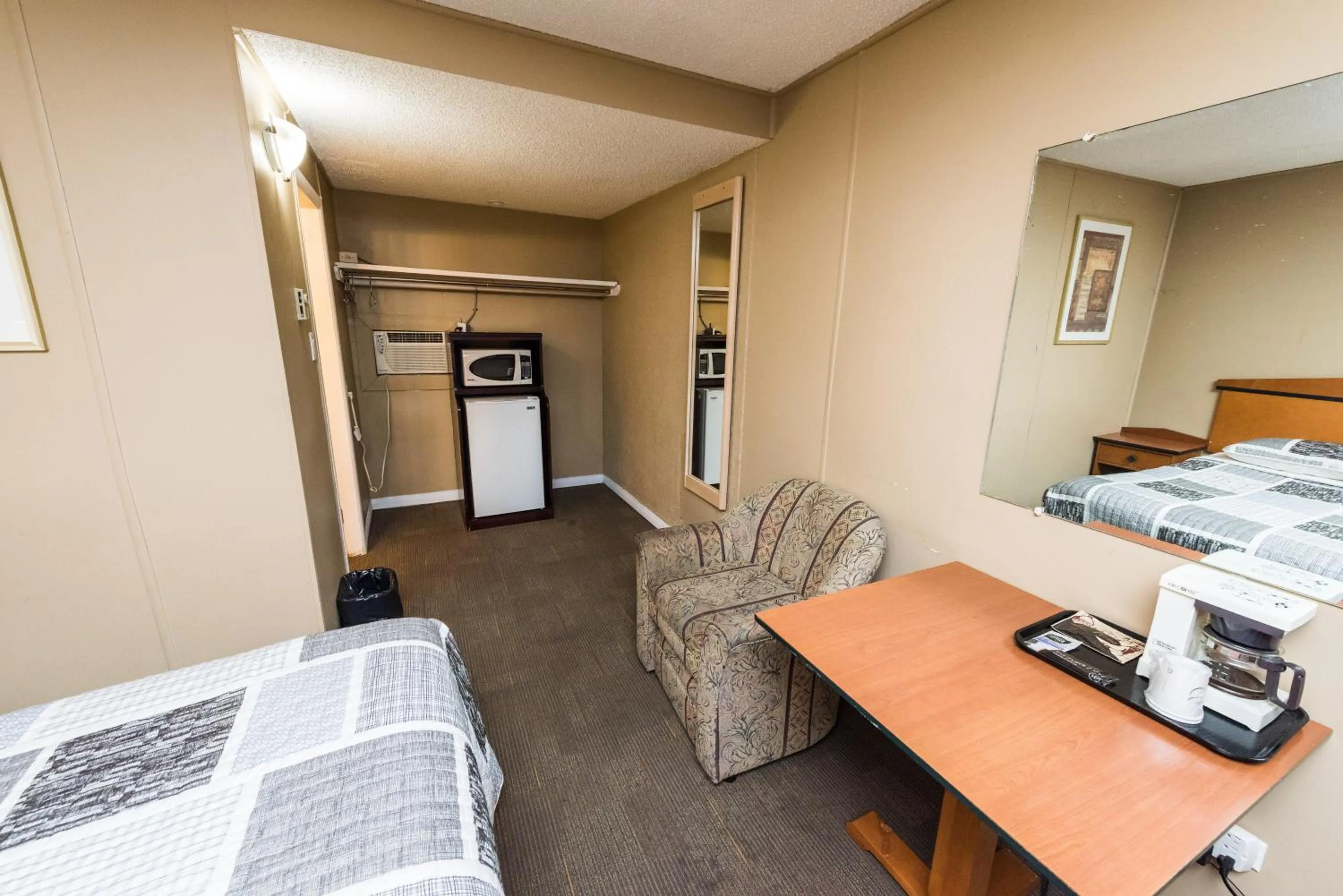 Photo of the whole room, Bed in Olympia Lodge