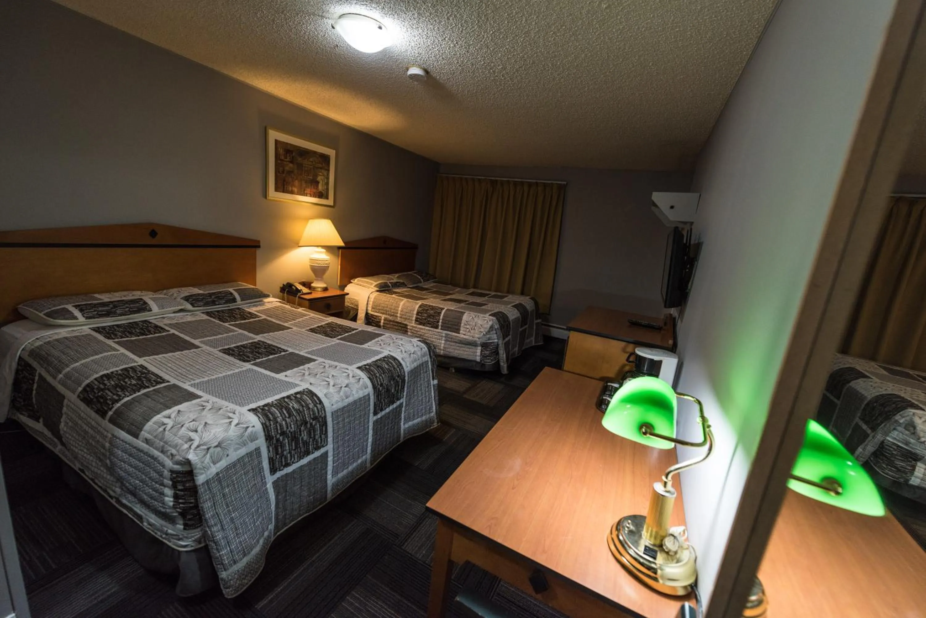 Photo of the whole room, Bed in Olympia Lodge