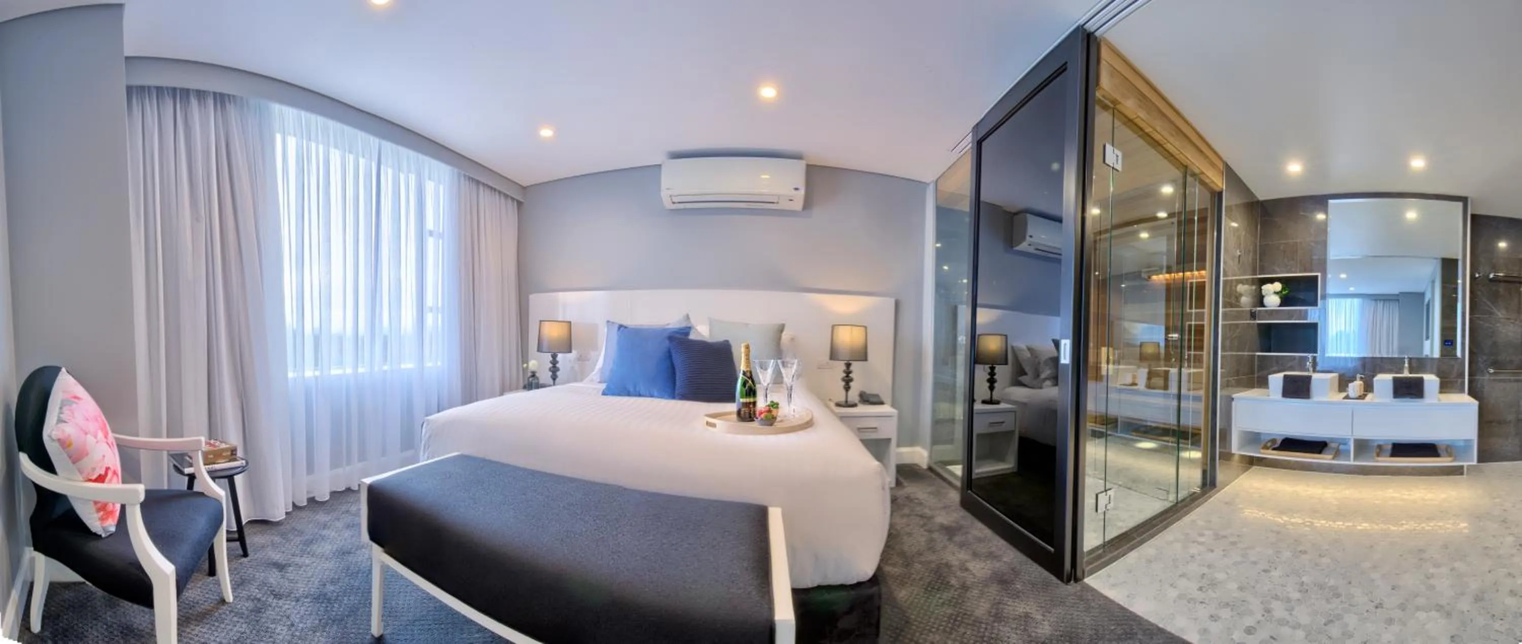 Day, Bed in Canberra Rex Hotel