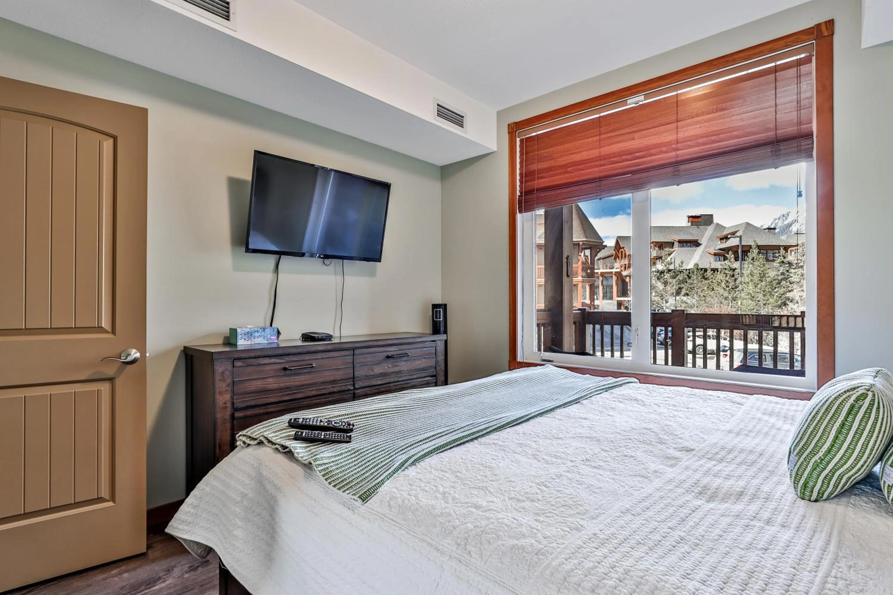 TV and multimedia, Bed in Inviting Rocky Mountain HOT TUB in Top Rated Condo managed by Little Sister Getaways