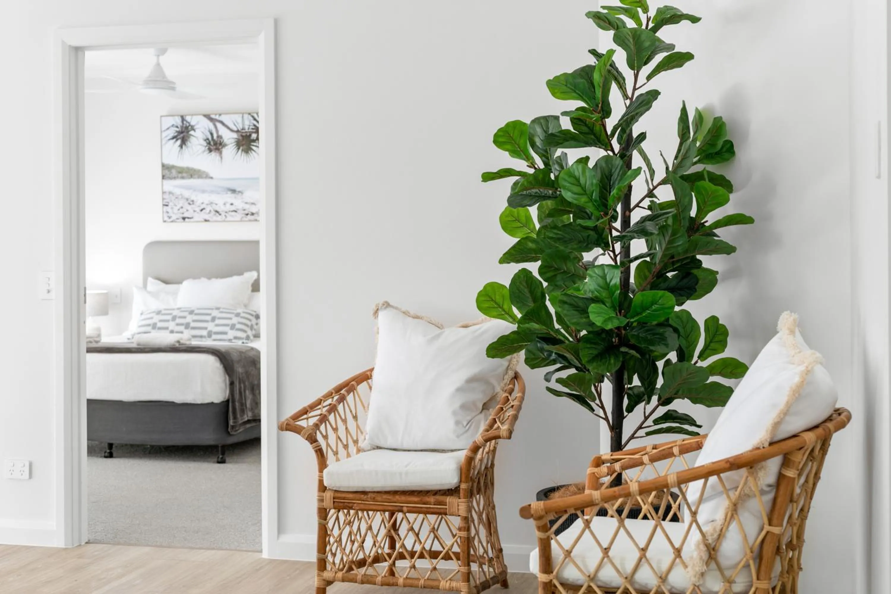 Seating area, Bed in Noosa Tropicana