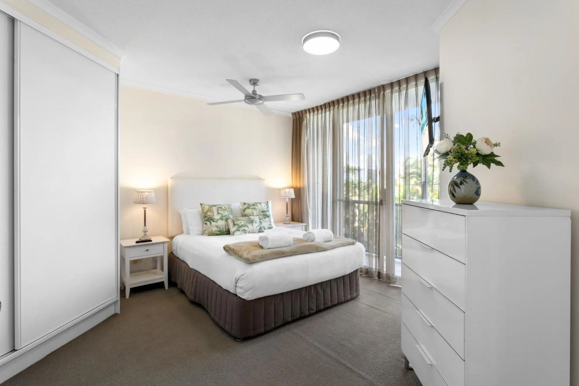 Bedroom, Bed in Noosa Tropicana