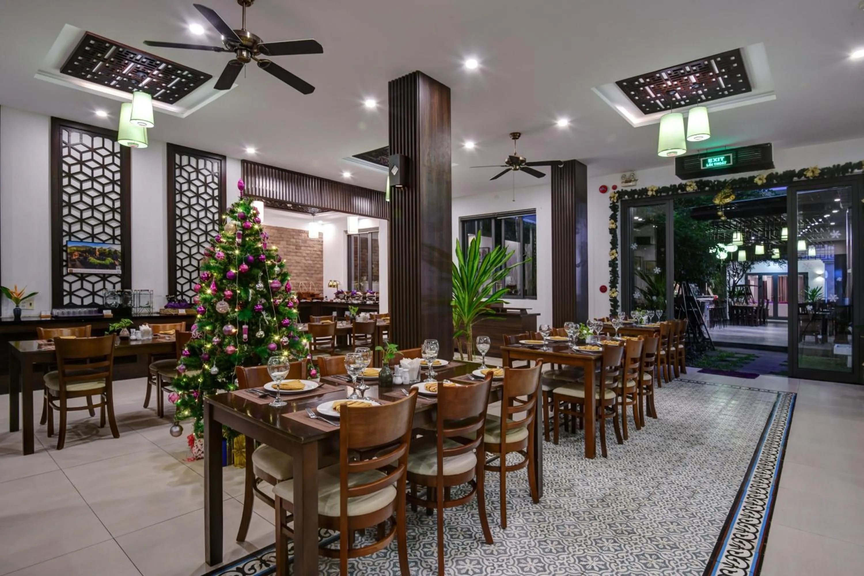 Restaurant/places to eat in White Lotus Hotel Hoian