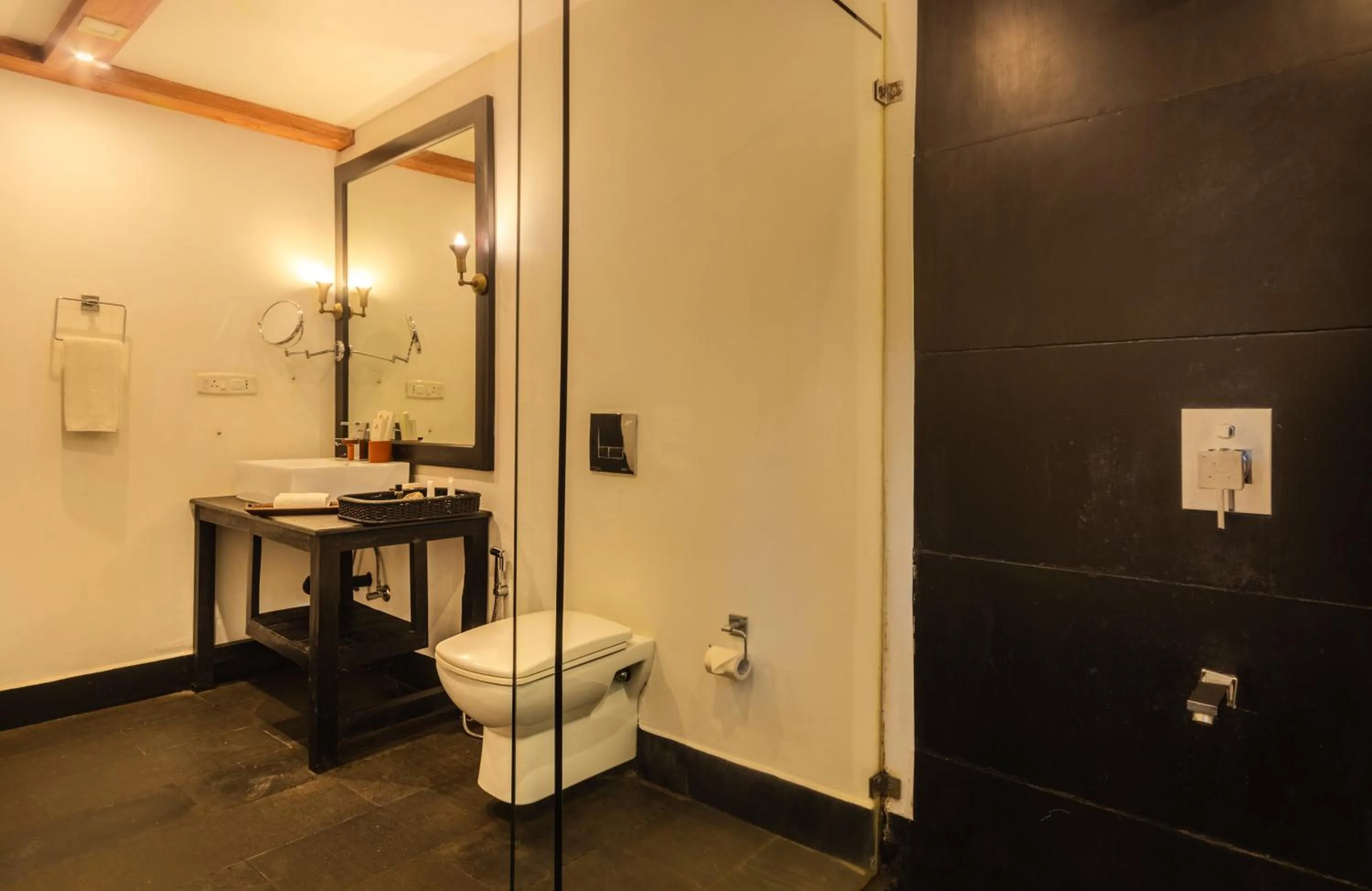 Shower in Amritara Shalimar Spice Garden Resort & Spa