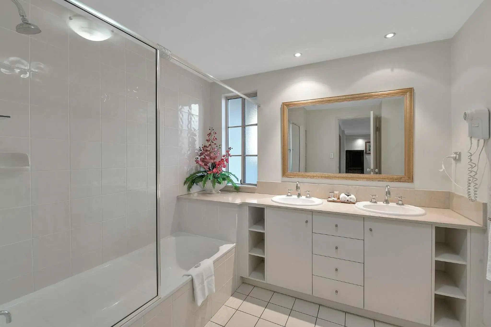 Deluxe Two-Bedroom Apartment in The Lakes Resort Cairns Deluxe Two-Bedroom Apartment in The Lakes Resort Cairns