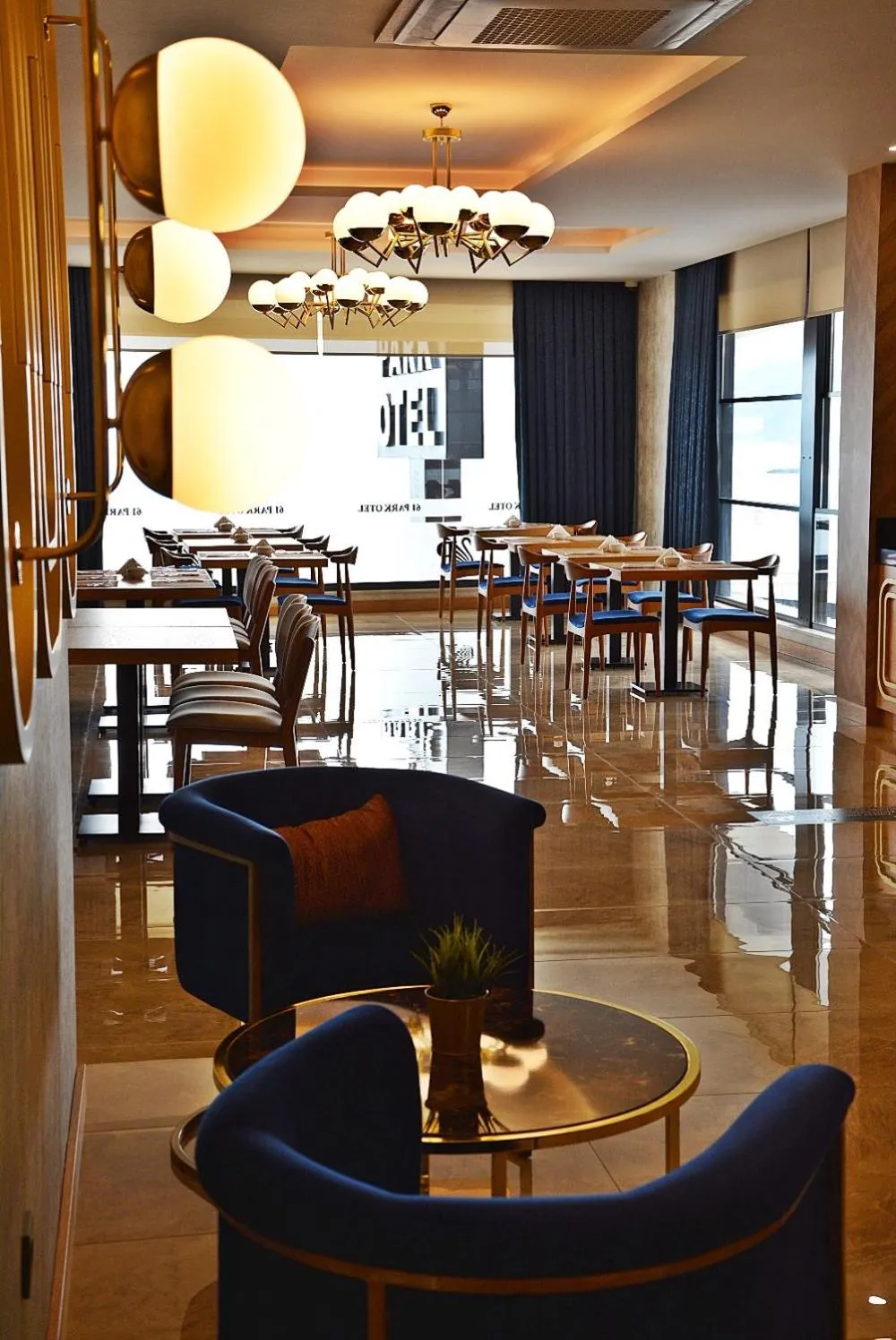 Restaurant/places to eat in 61 Park Hotel