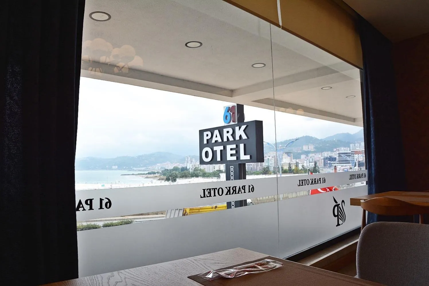 Restaurant/places to eat in 61 Park Hotel