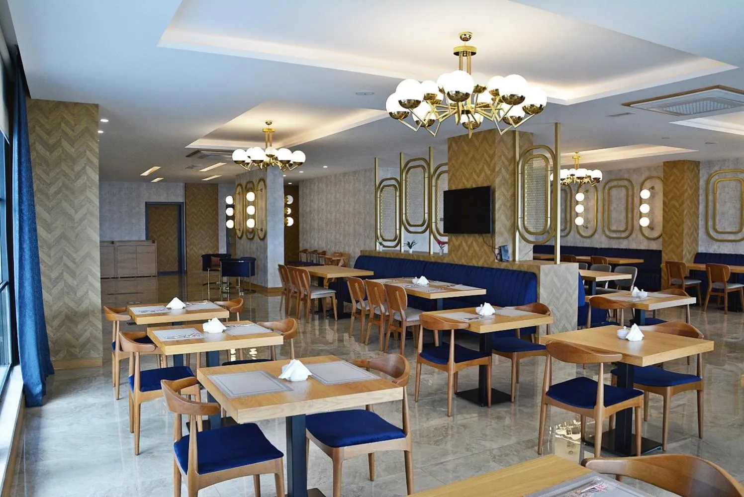 Restaurant/places to eat in 61 Park Hotel