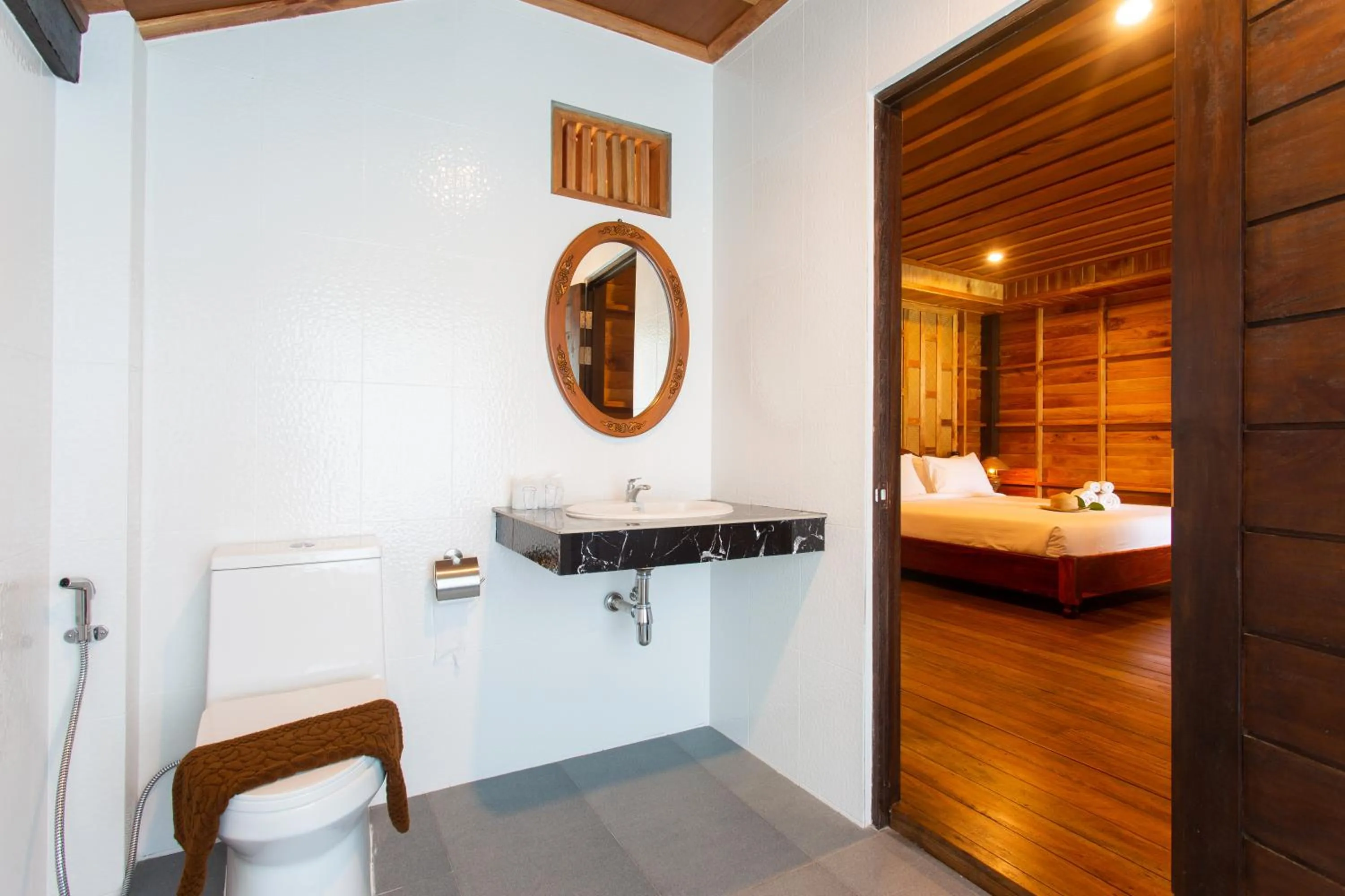 Bathroom, Bed in Koh Tao Relax Freedom Beach Resort