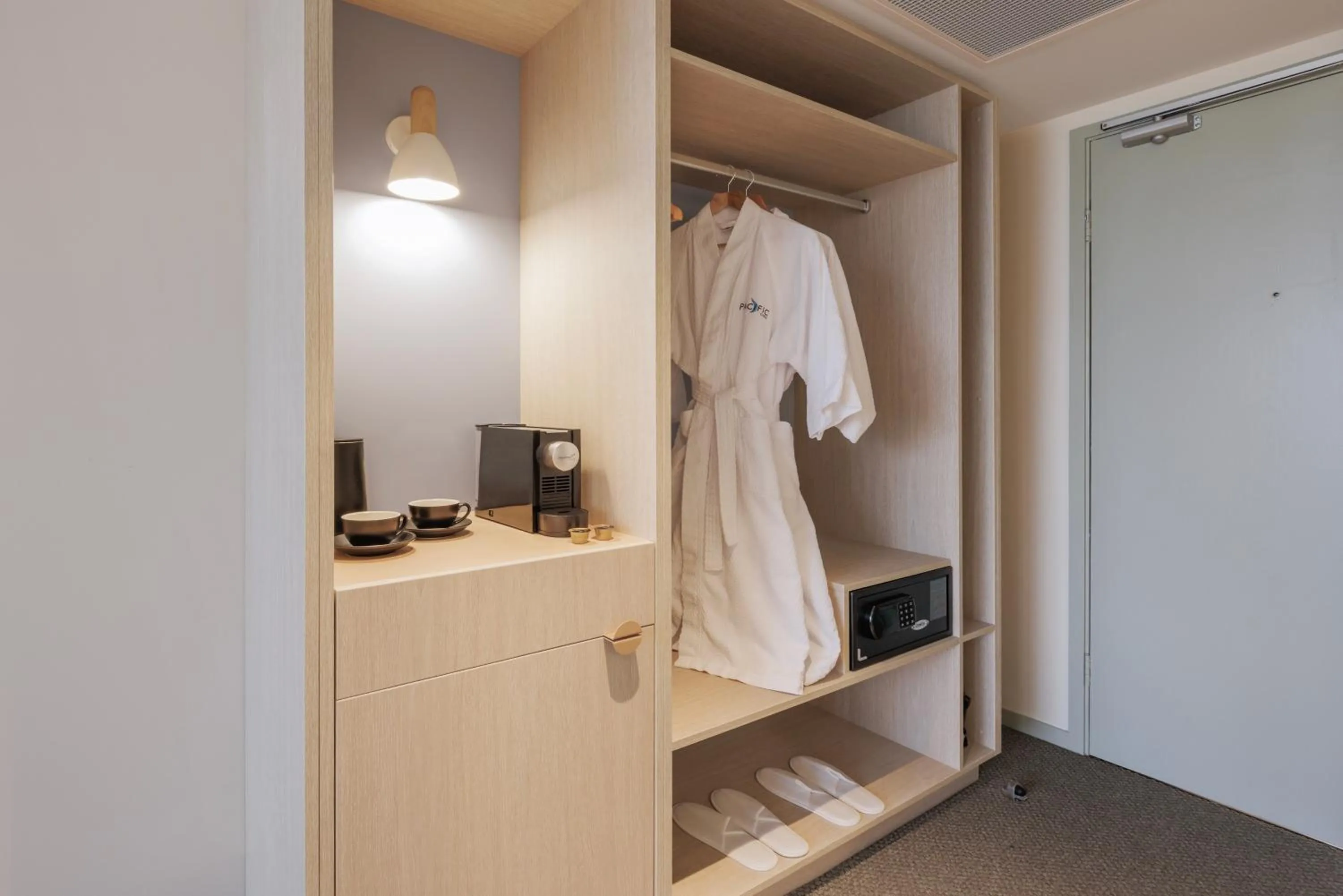 Coffee/tea facilities in Pacific Hotel Cairns