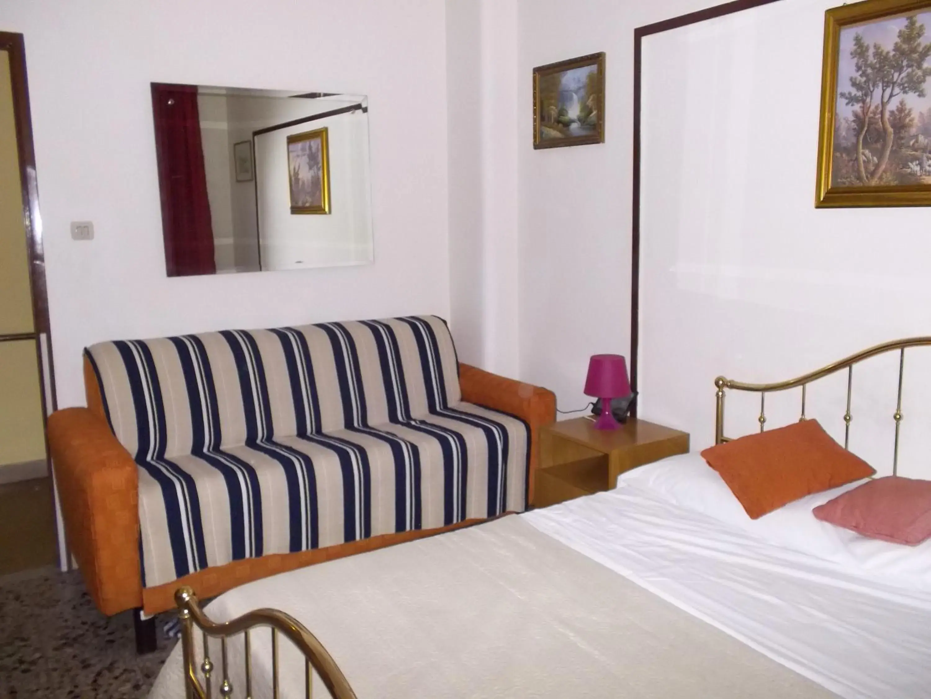 Double Room with Private Bathroom - single occupancy in Victoria Double Room with Private Bathroom - single occupancy in Victoria