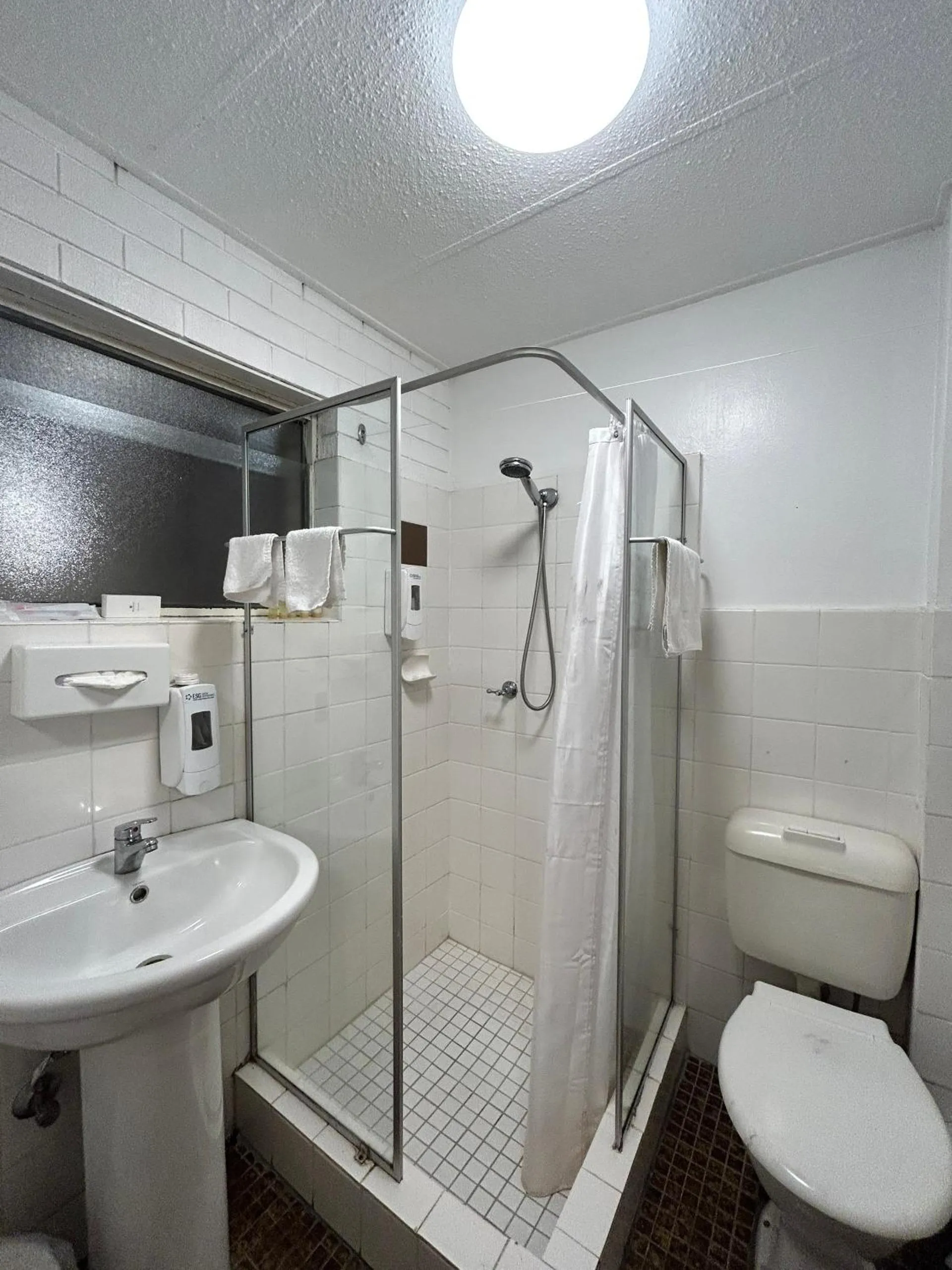 Bathroom in Marco Polo Motor Inn Sydney Hotel