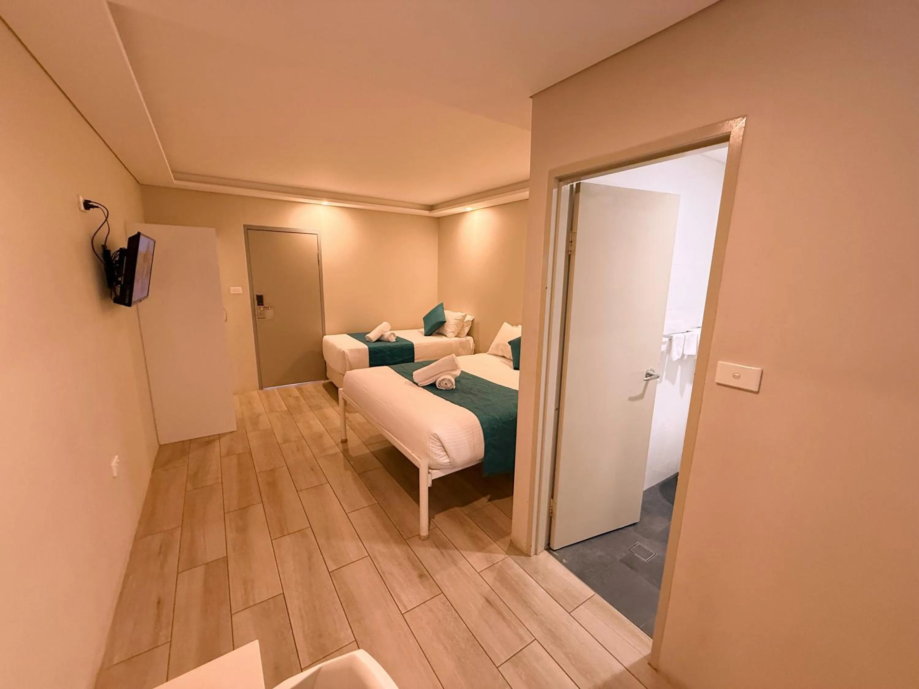 Bathroom, Bed in Marco Polo Motor Inn Sydney Hotel