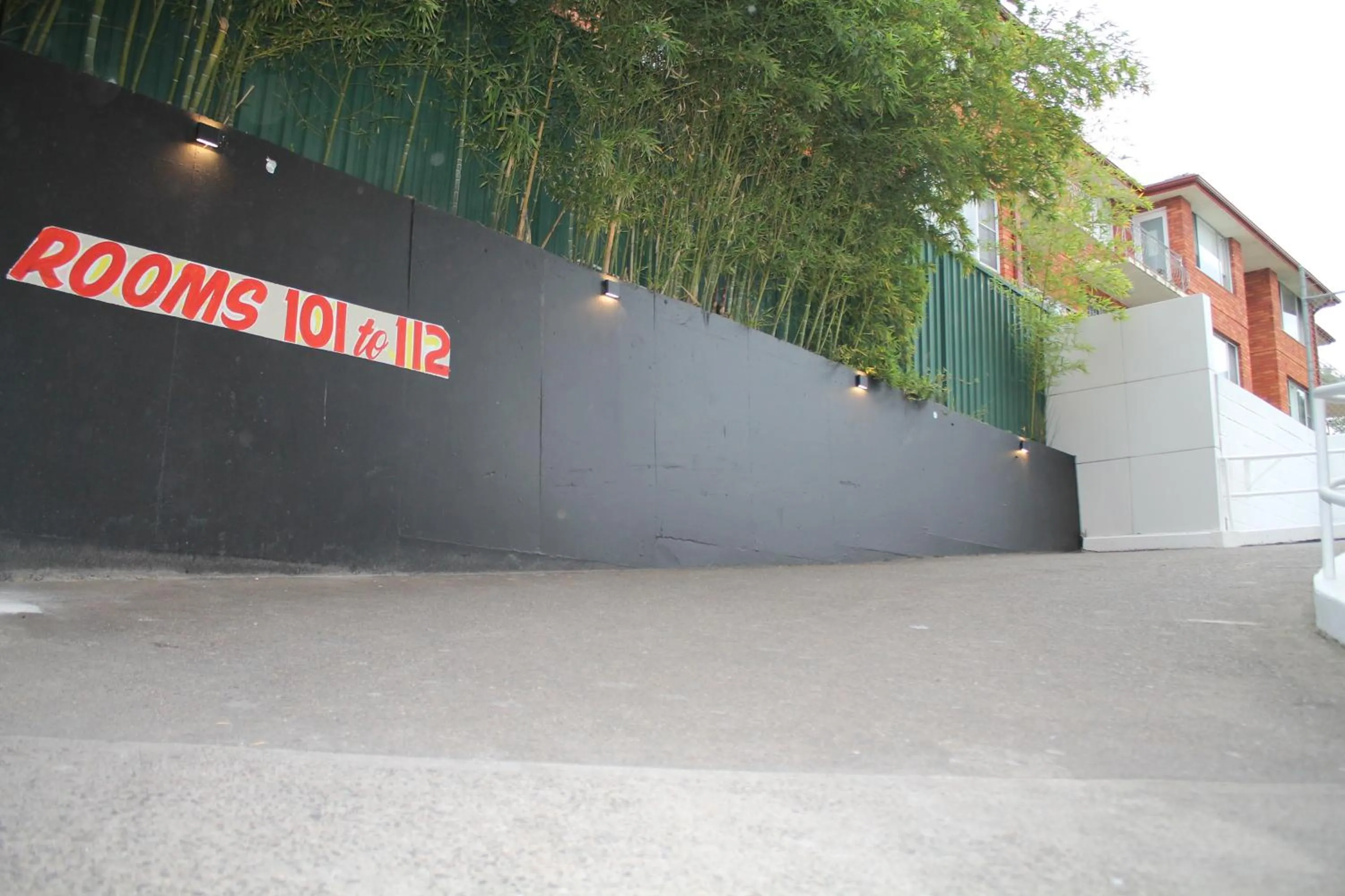 Parking in Marco Polo Motor Inn Sydney Hotel