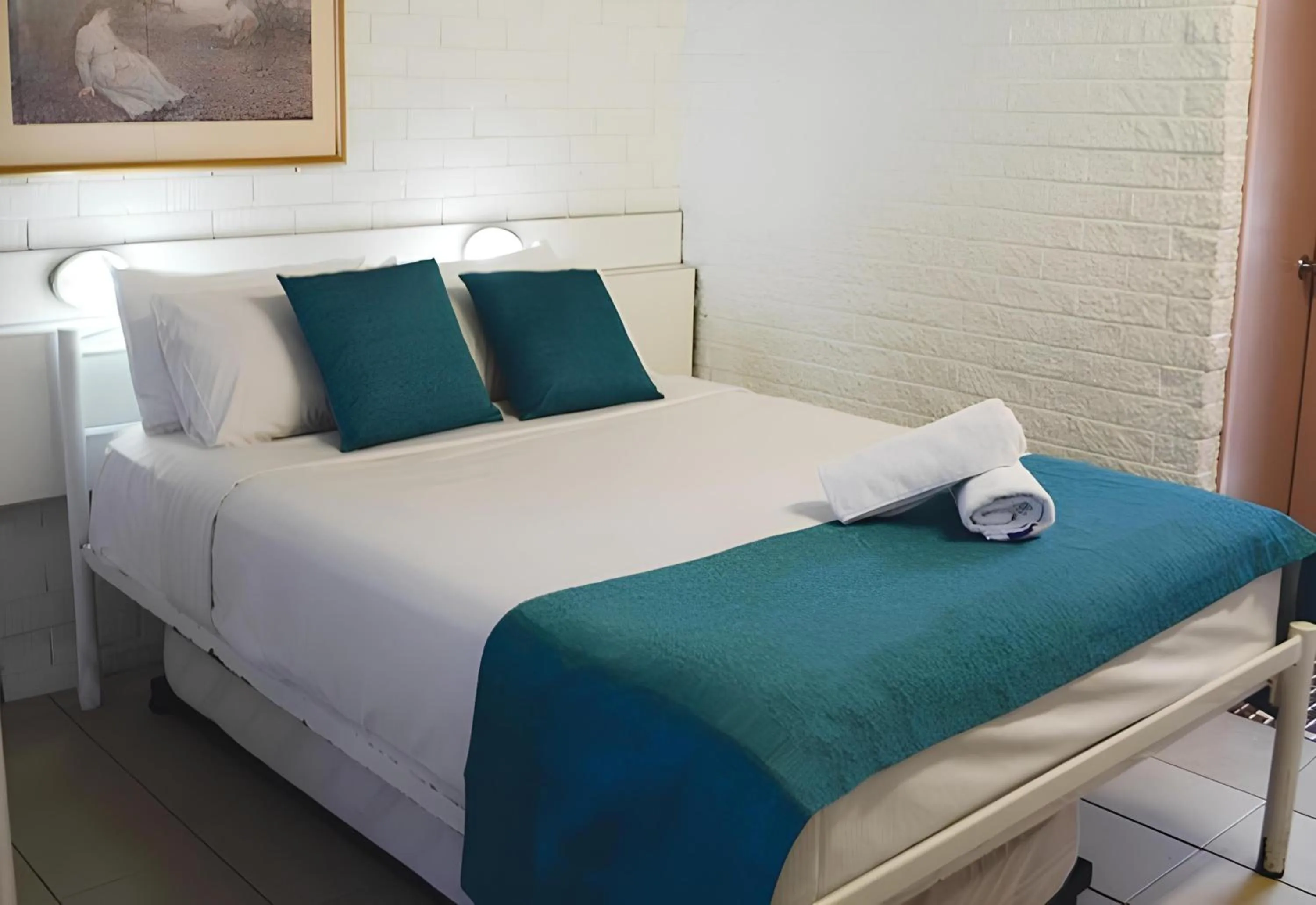 Property building, Bed in Marco Polo Motor Inn Sydney Hotel