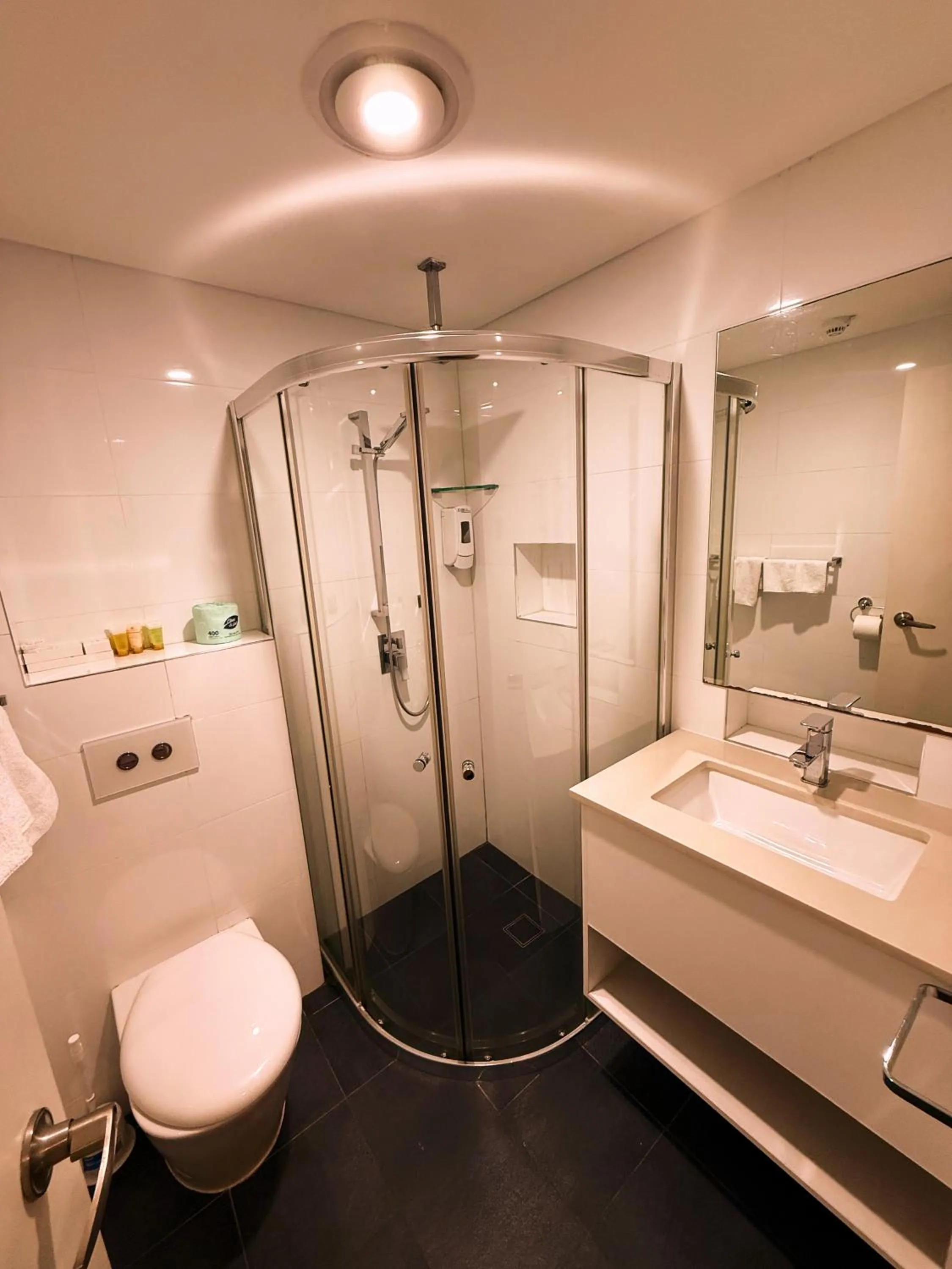 Bathroom in Marco Polo Motor Inn Sydney Hotel