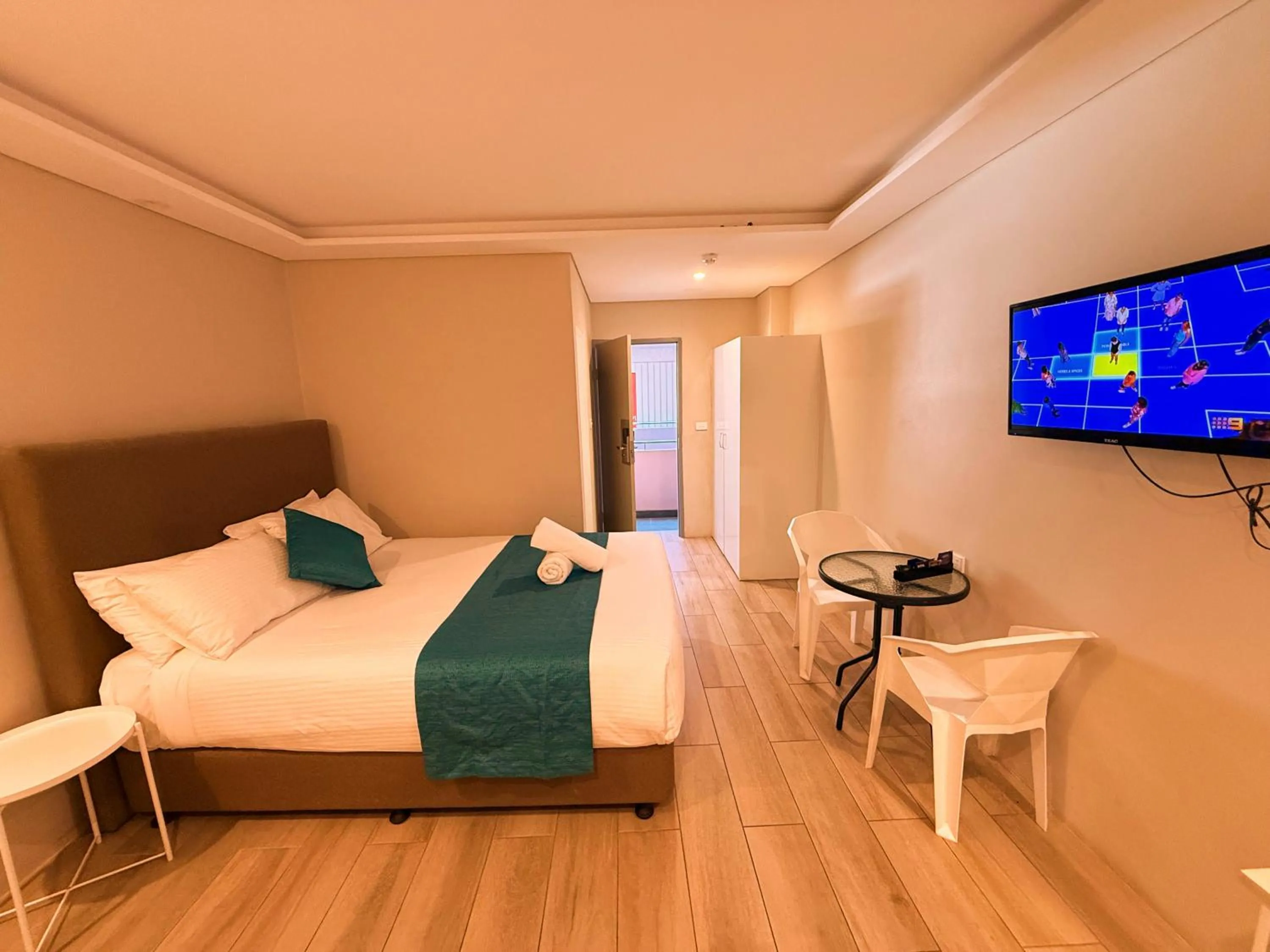 Bed in Marco Polo Motor Inn Sydney Hotel