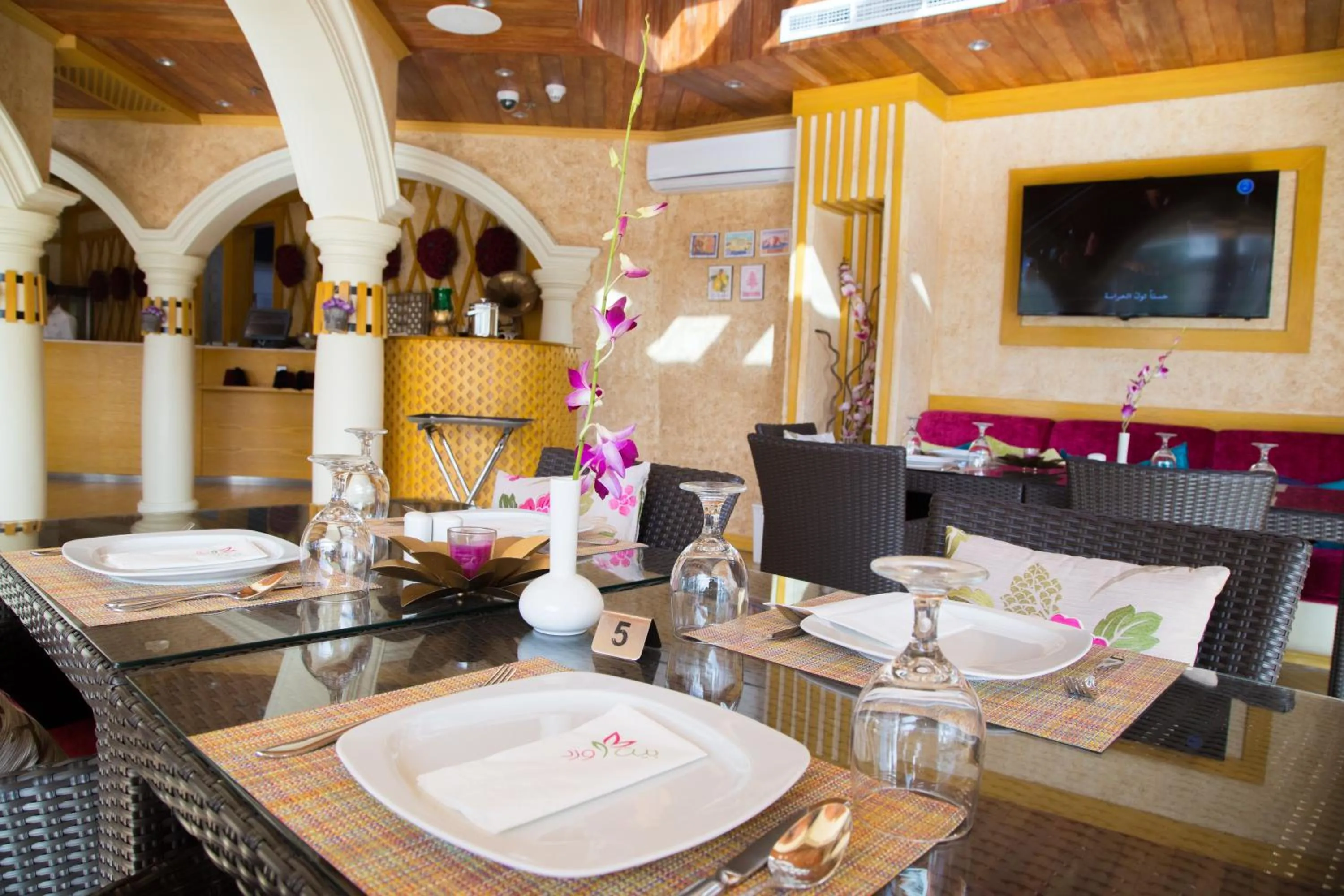 Restaurant/places to eat in Al Gosaibi Hotel - Villa