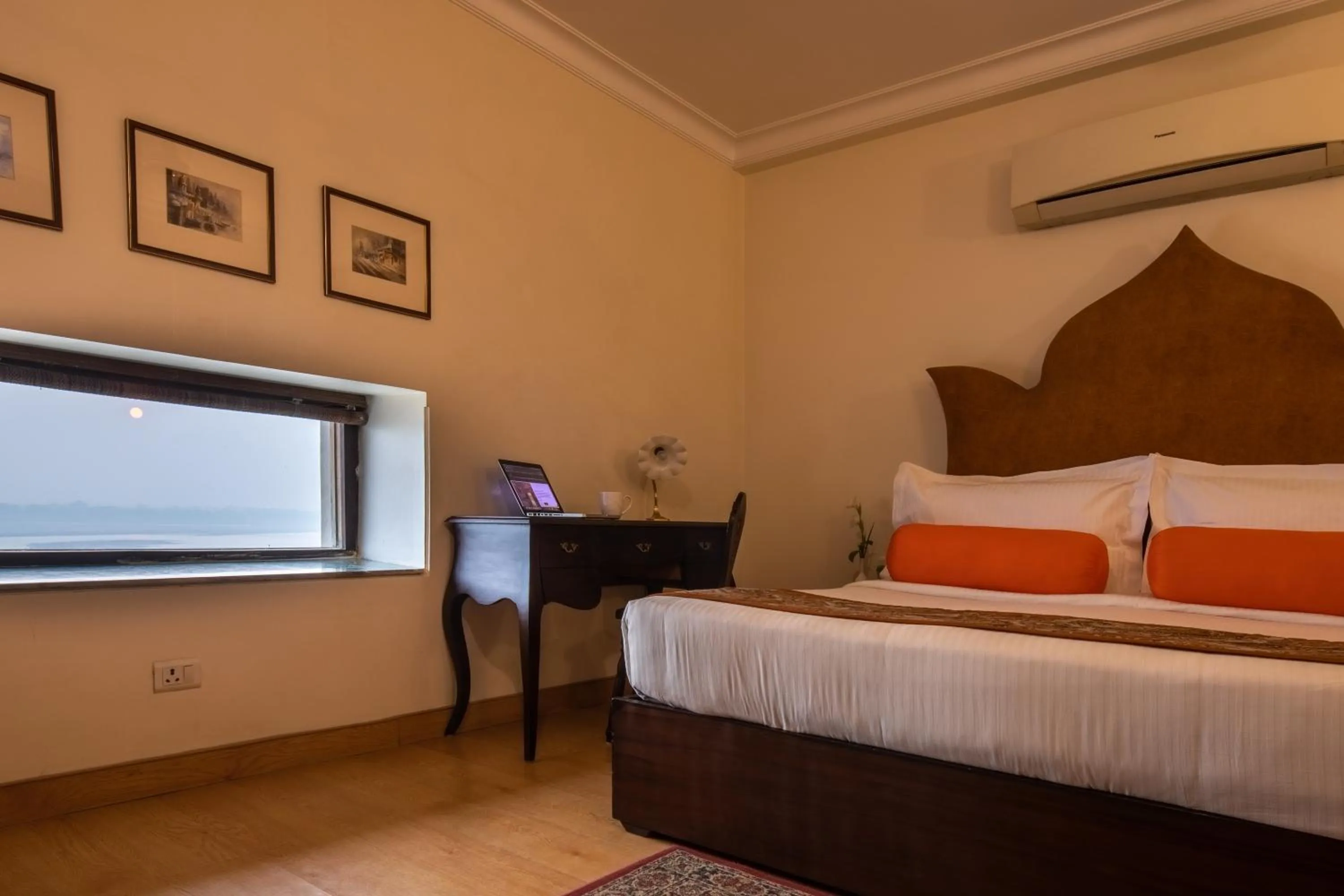 Bed in Amritara Suryauday Haveli