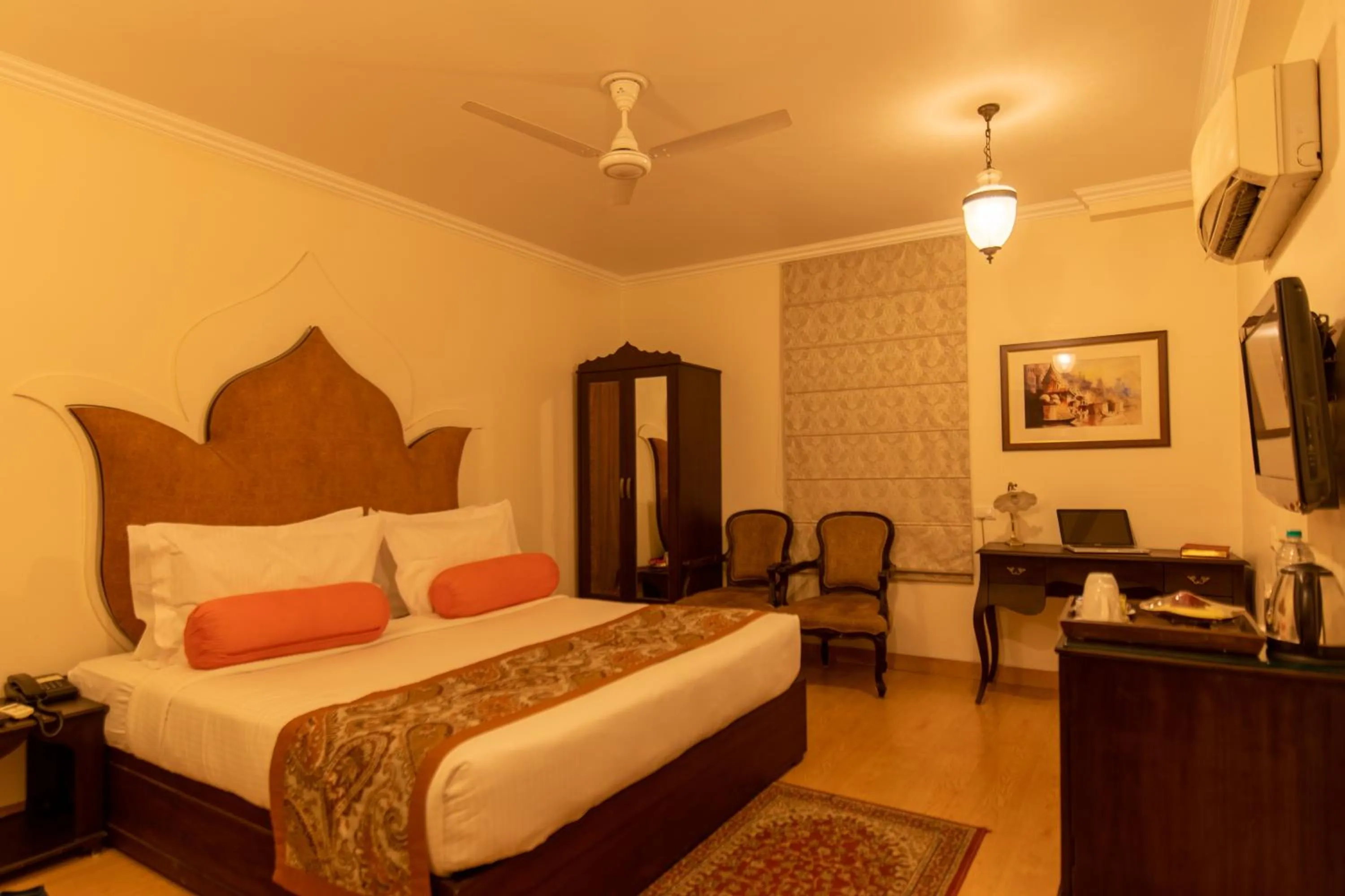 Photo of the whole room, Bed in Amritara Suryauday Haveli