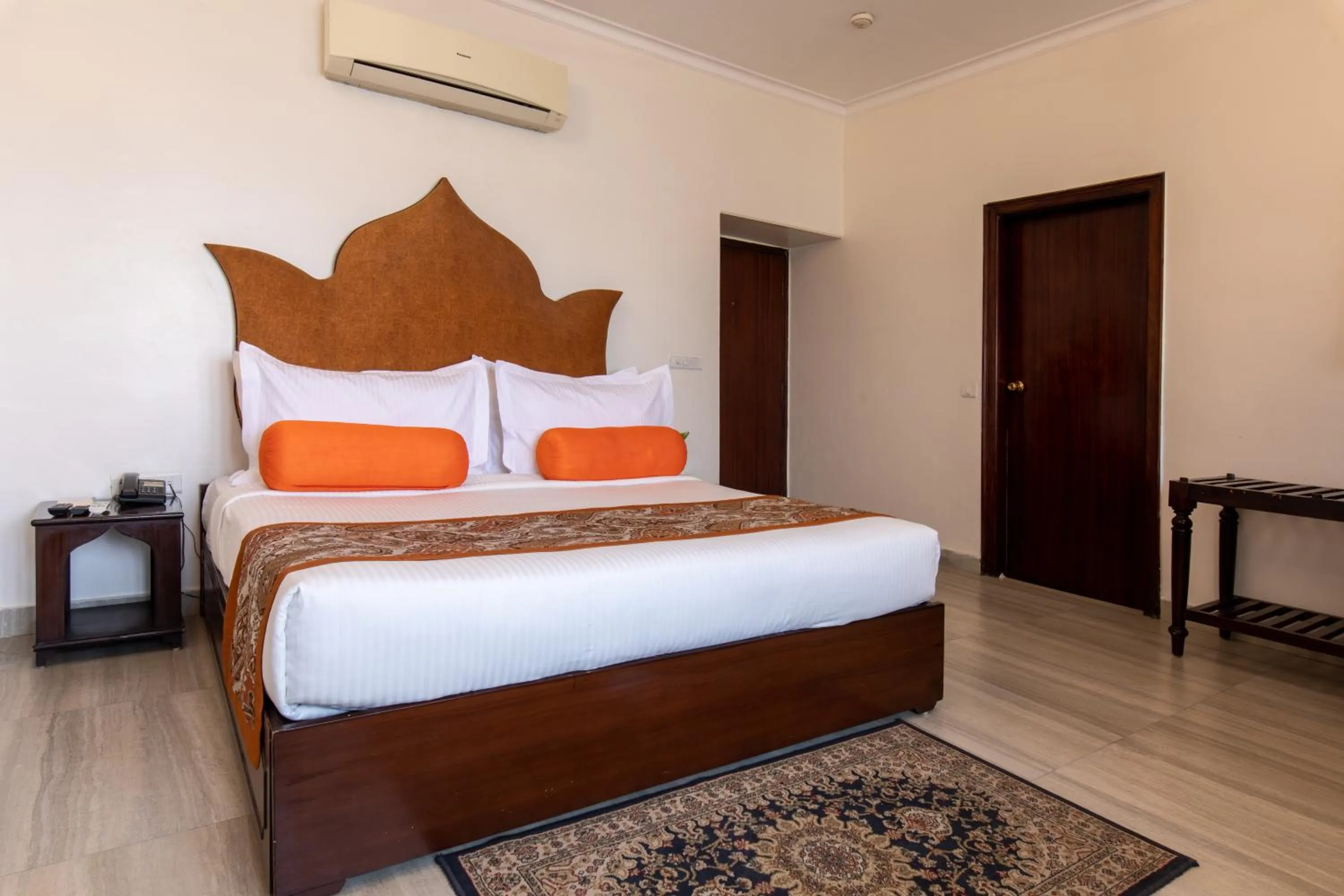 Photo of the whole room, Bed in Amritara Suryauday Haveli