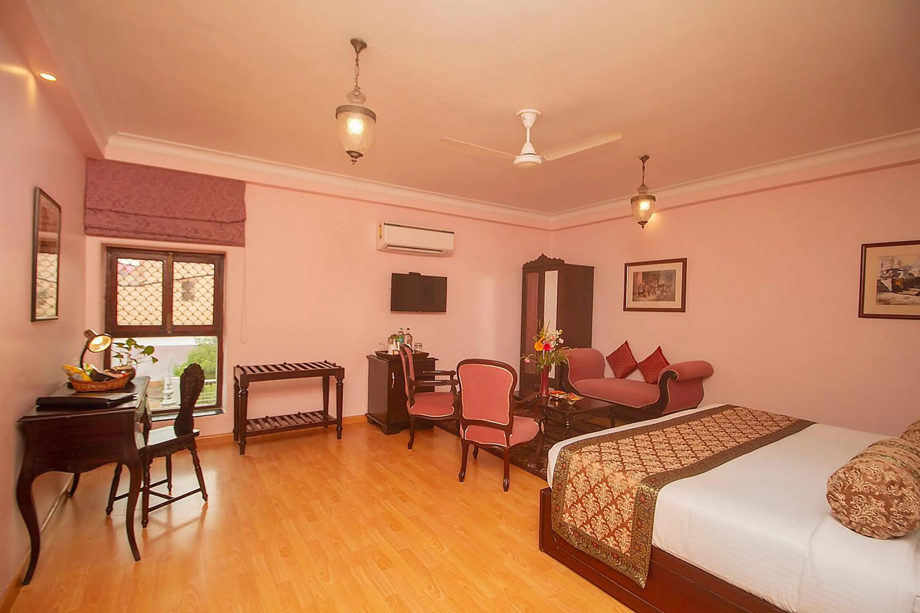 Photo of the whole room, Bed in Amritara Suryauday Haveli