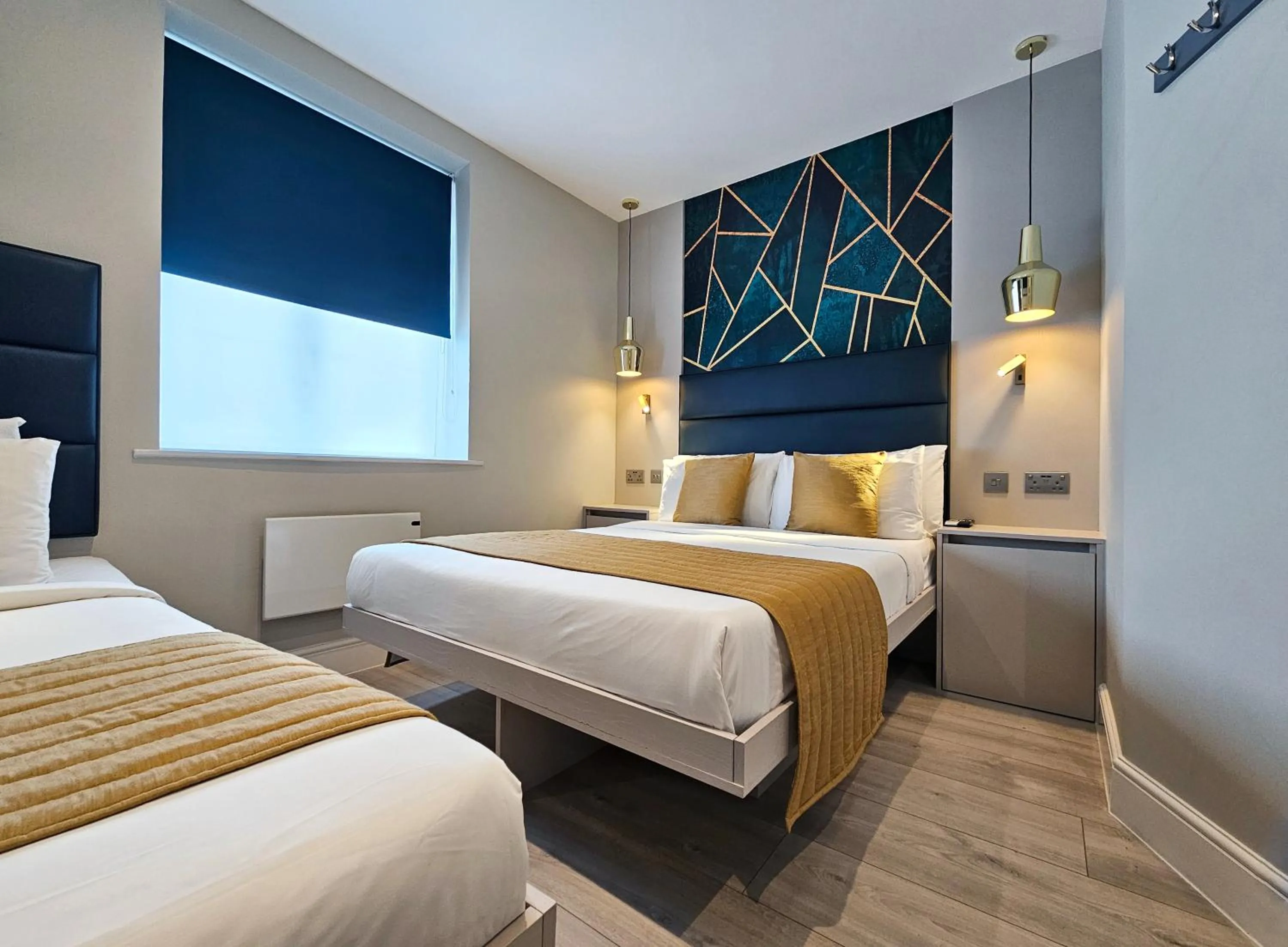 Photo of the whole room, Bed in NOX Hyde Park