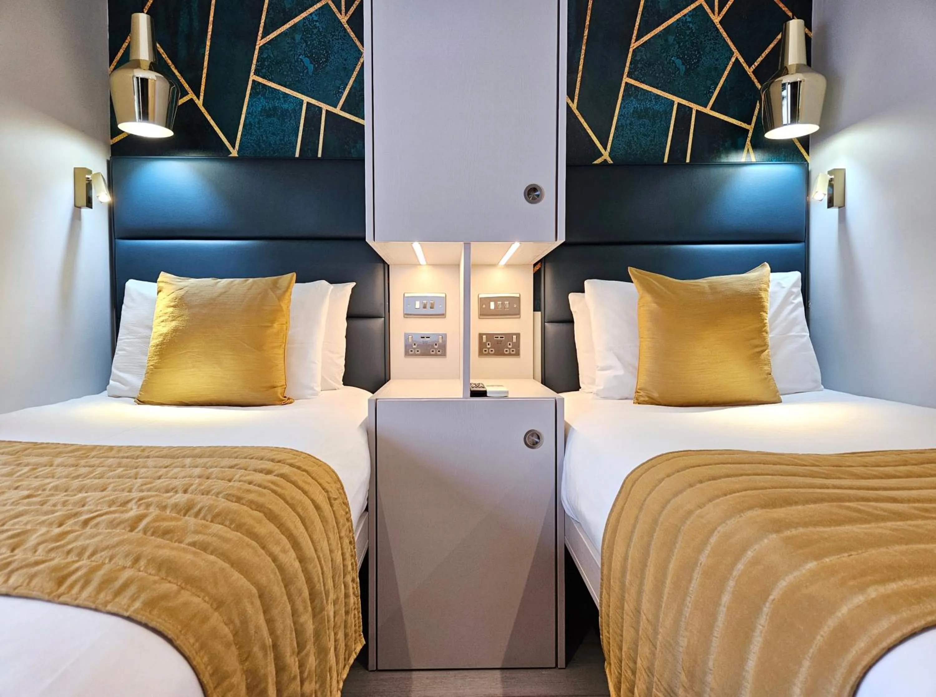 Photo of the whole room, Bed in NOX Hyde Park