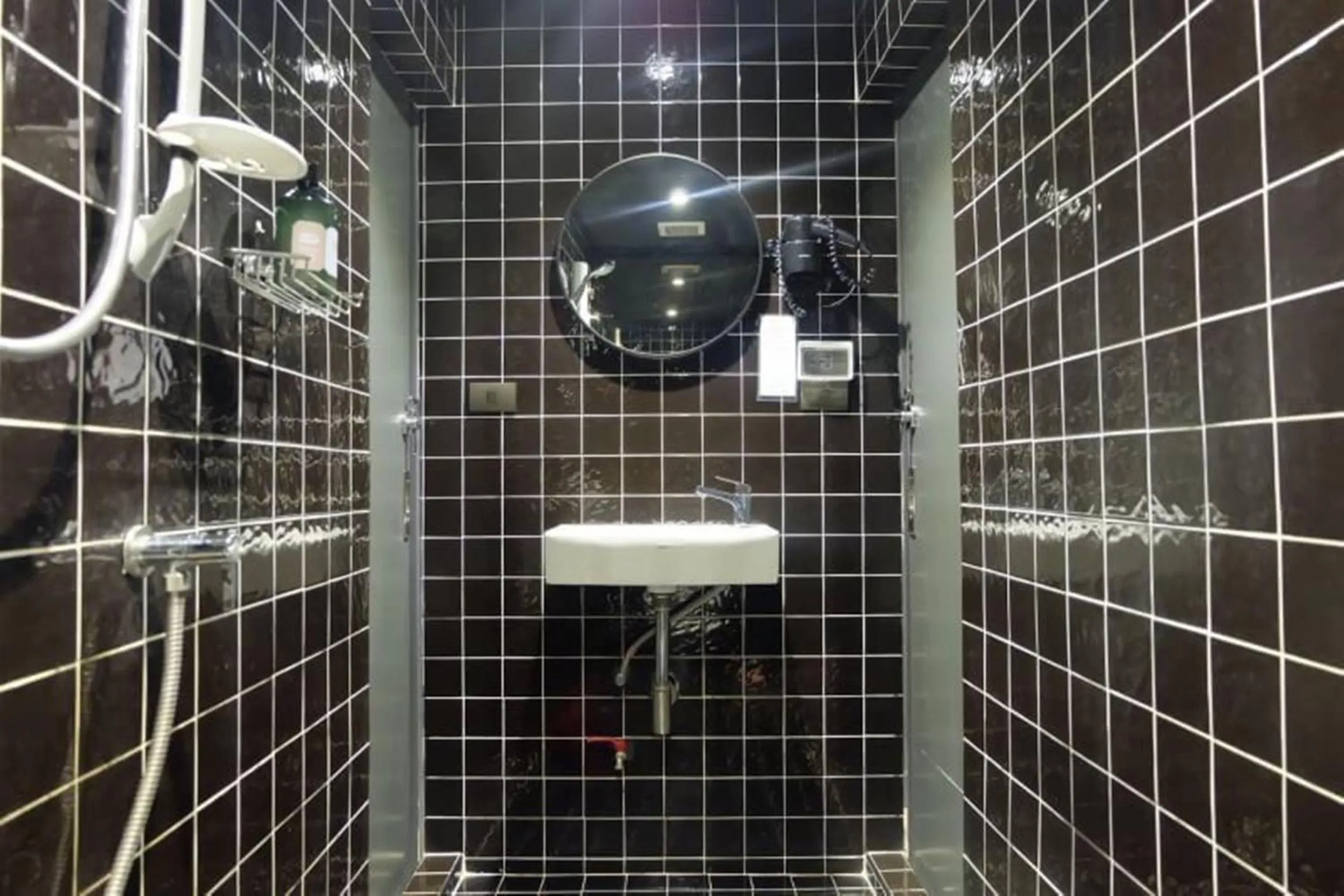 Shower in Four Sisters Homestay