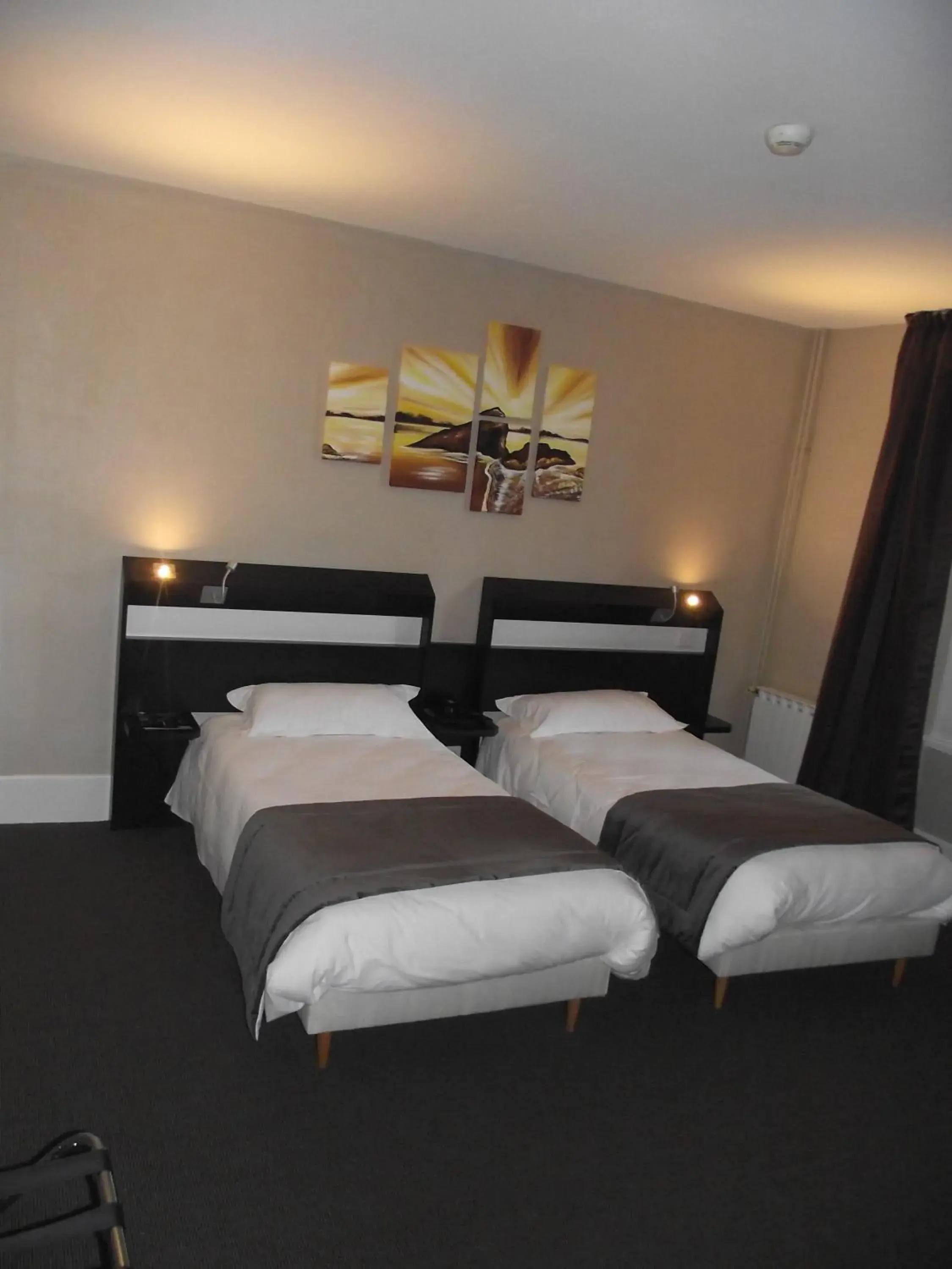 Bed in Logis Hotel des Bourbons Montluçon Climatisé Bed in Logis Hotel des Bourbons Montluçon Climatisé