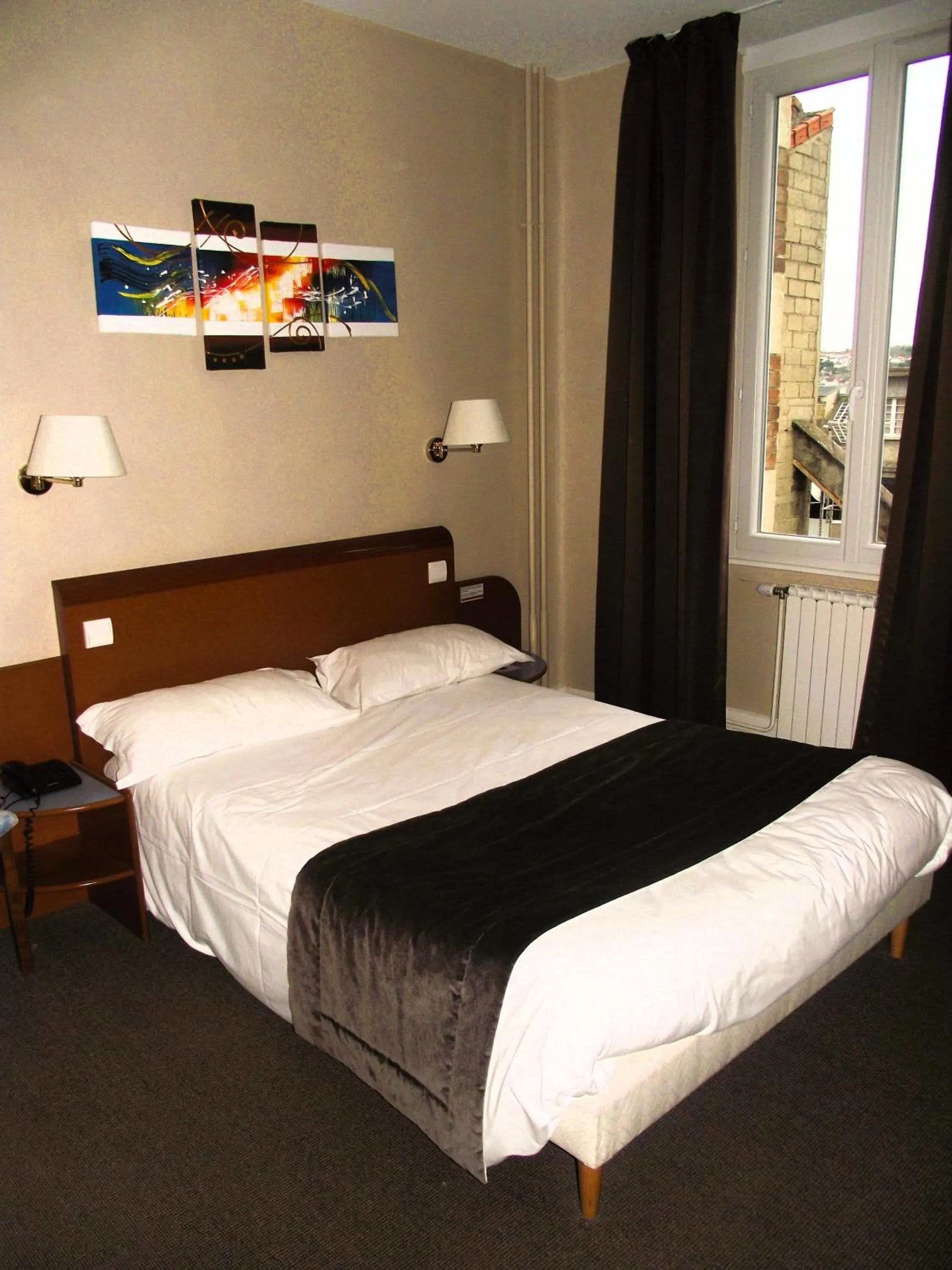 Shower, Bed in Logis Hotel des Bourbons Montluçon Climatisé