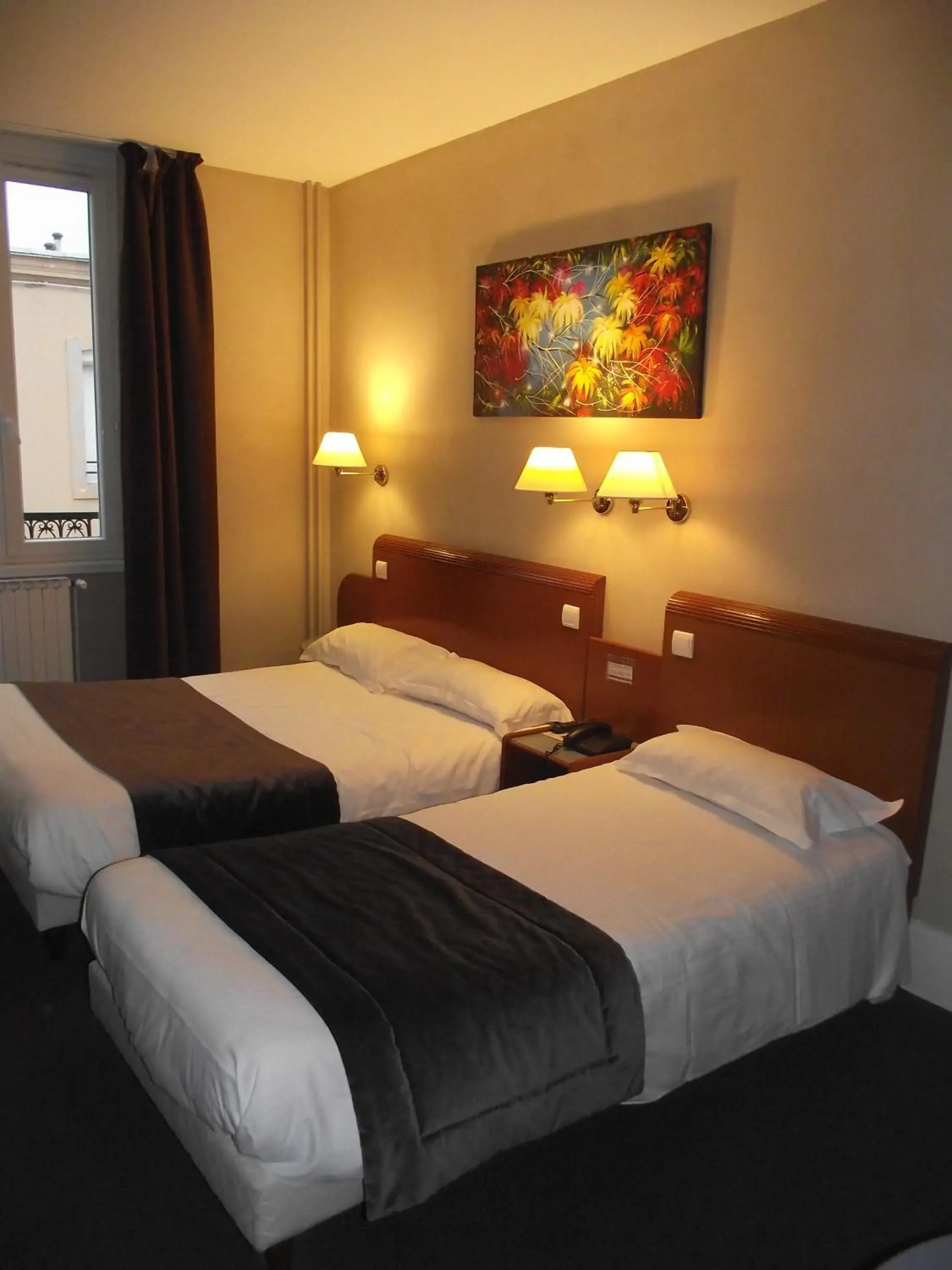 Bed in Logis Hotel des Bourbons Montluçon Climatisé Bed in Logis Hotel des Bourbons Montluçon Climatisé