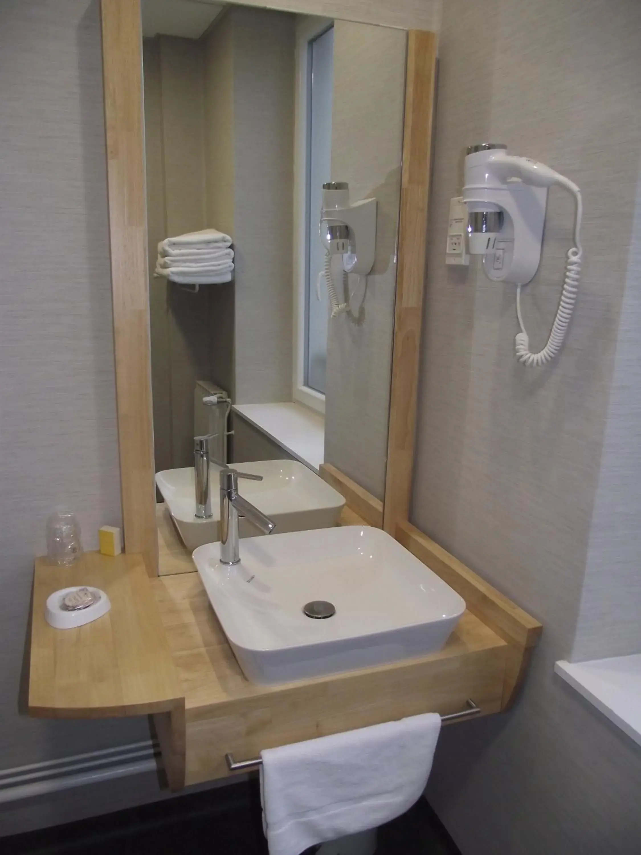 Bathroom in Logis Hotel des Bourbons Montluçon Climatisé Bathroom in Logis Hotel des Bourbons Montluçon Climatisé