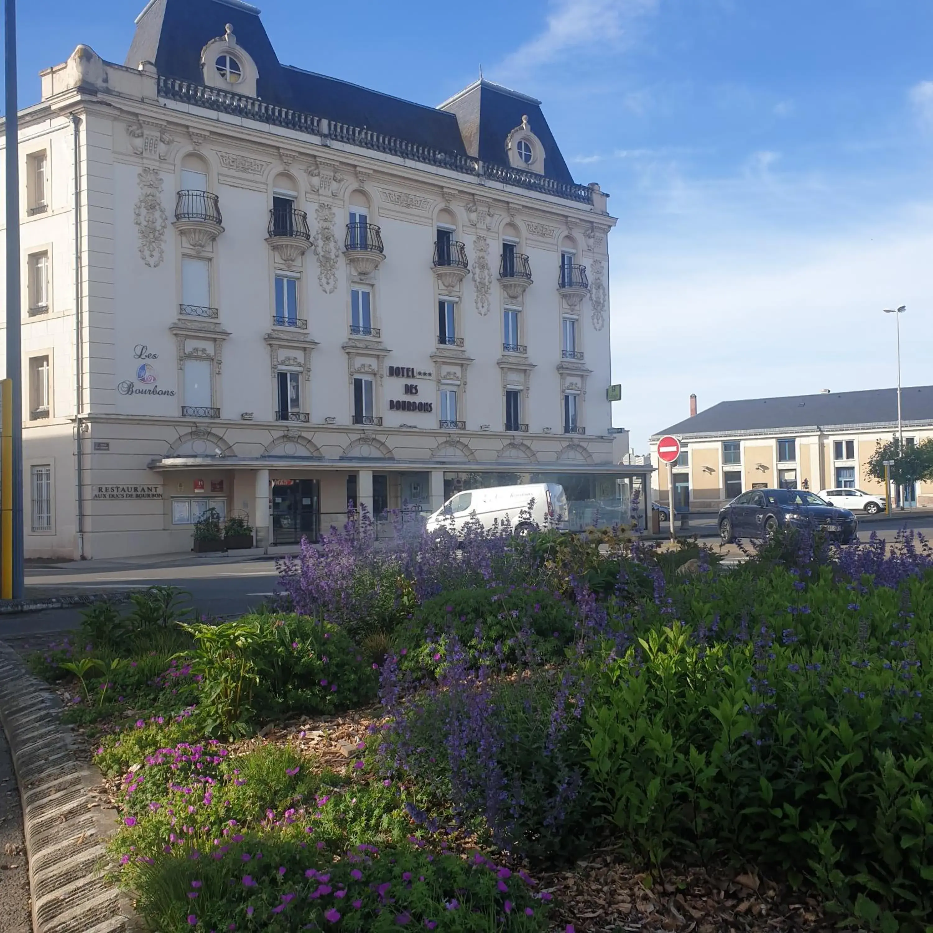 Facade/entrance in Logis Hotel des Bourbons Montluçon Climatisé Facade/entrance in Logis Hotel des Bourbons Montluçon Climatisé