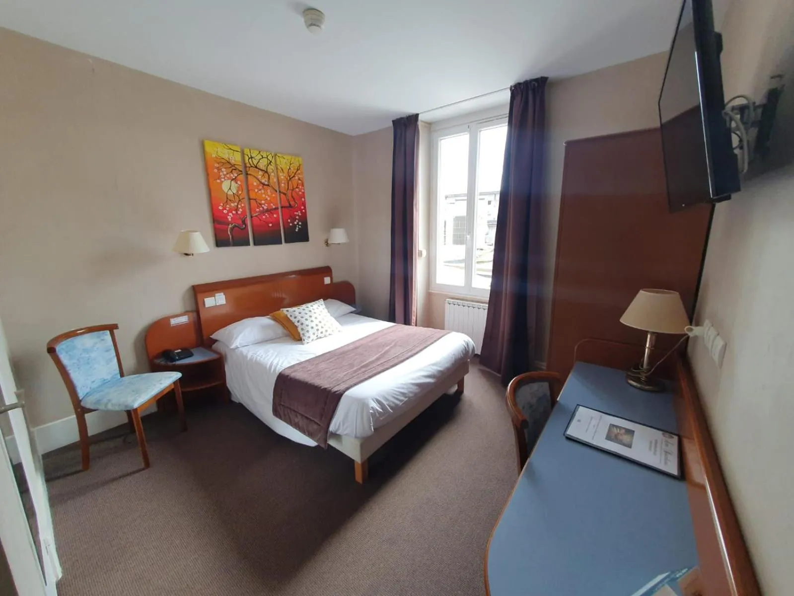 Shower, Bed in Logis Hotel des Bourbons Montluçon Climatisé