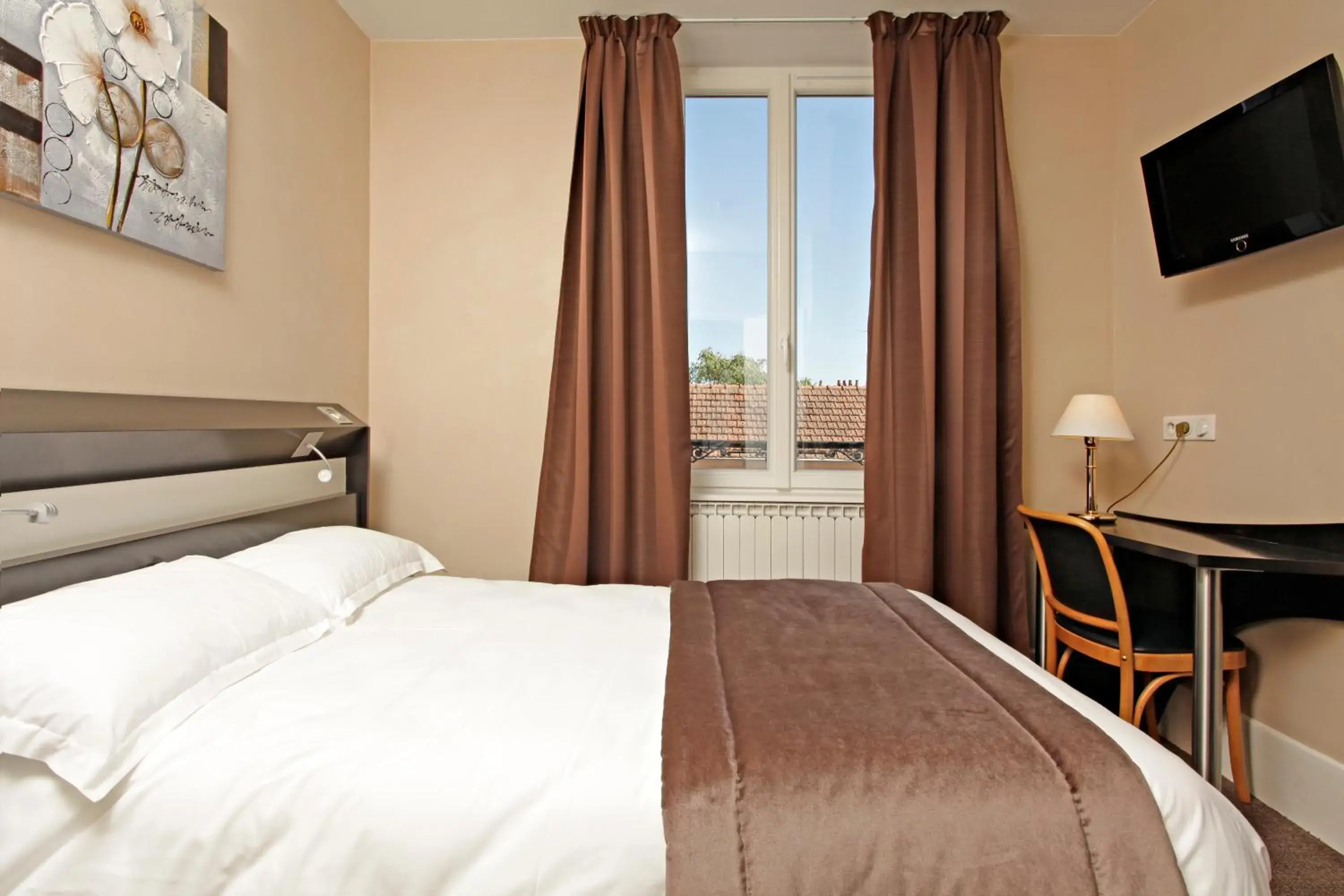 Photo of the whole room, Bed in Logis Hotel des Bourbons Montluçon Climatisé Photo of the whole room, Bed in Logis Hotel des Bourbons Montluçon Climatisé