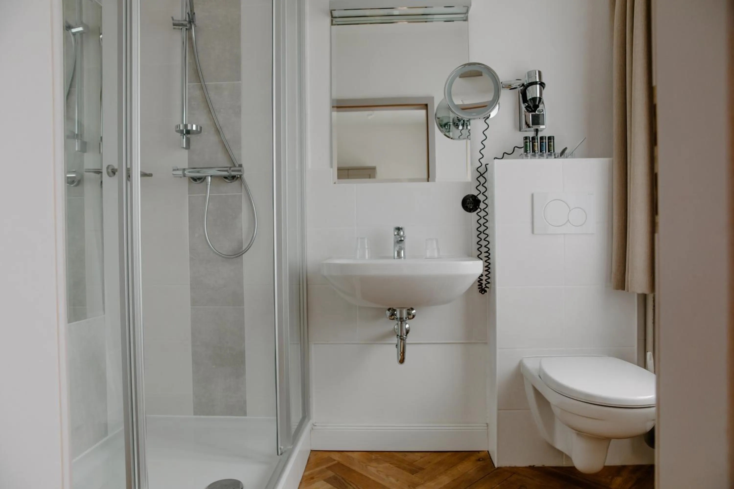 Shower in Hotel zur Treene