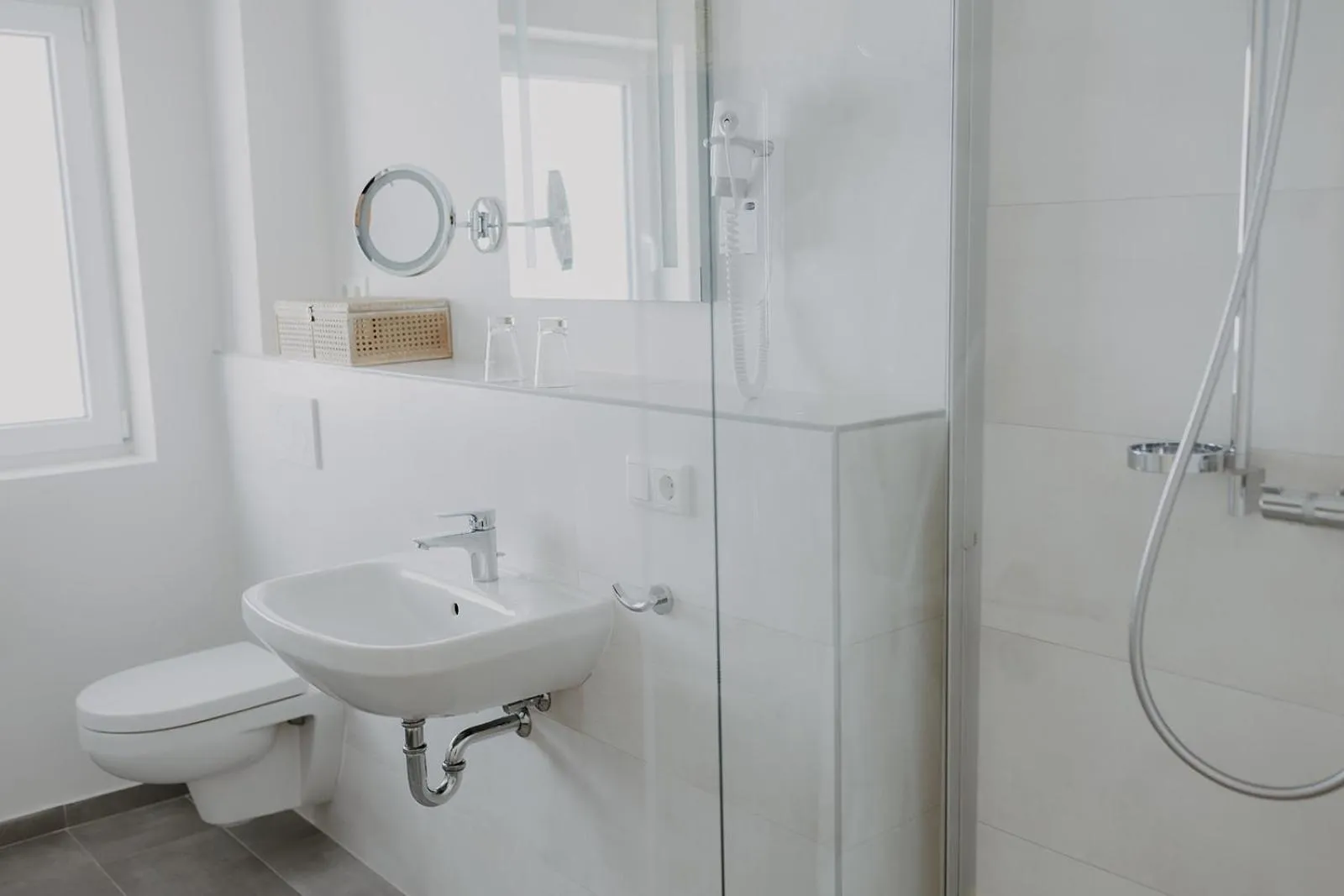 Shower in Hotel zur Treene