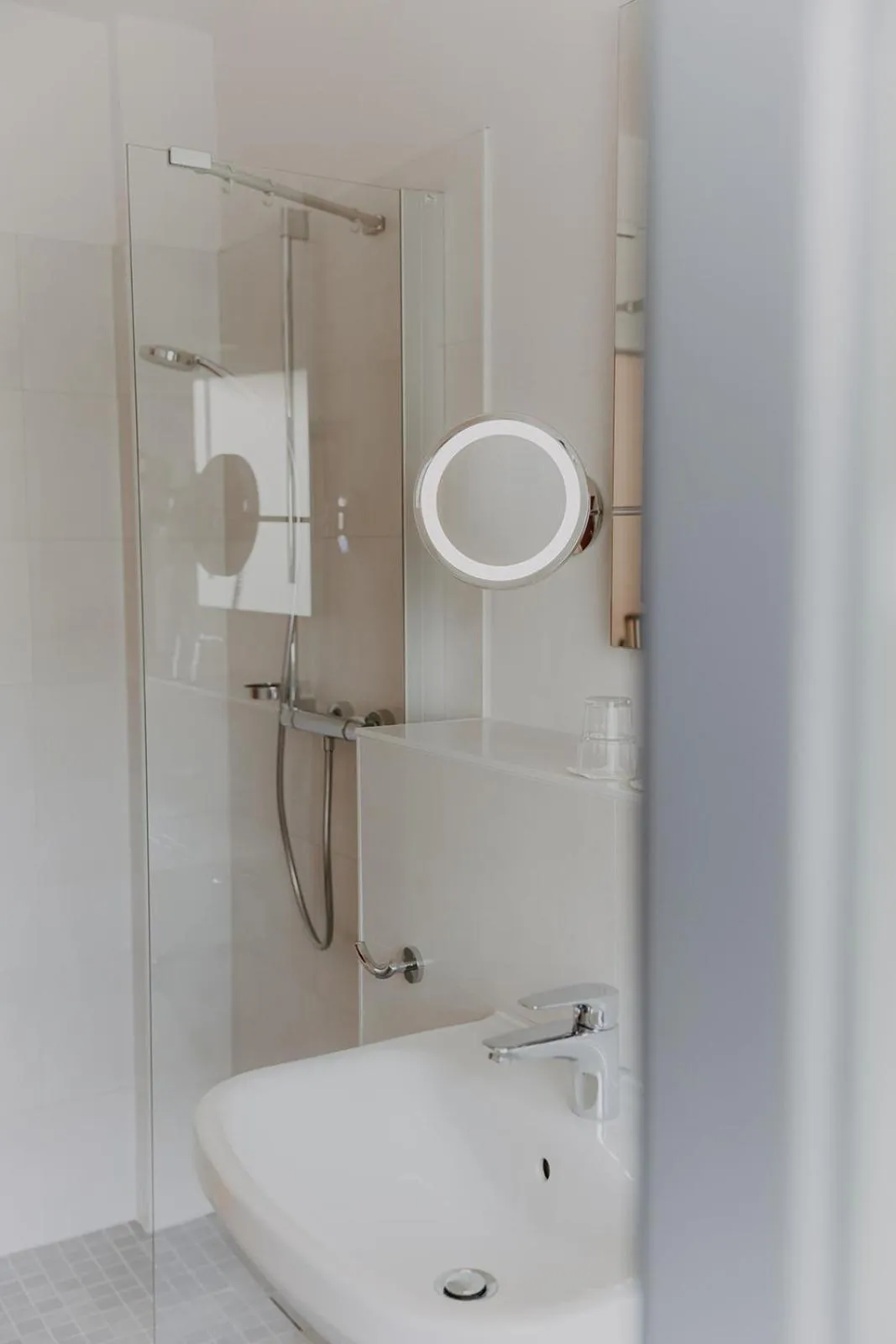 Shower in Hotel zur Treene