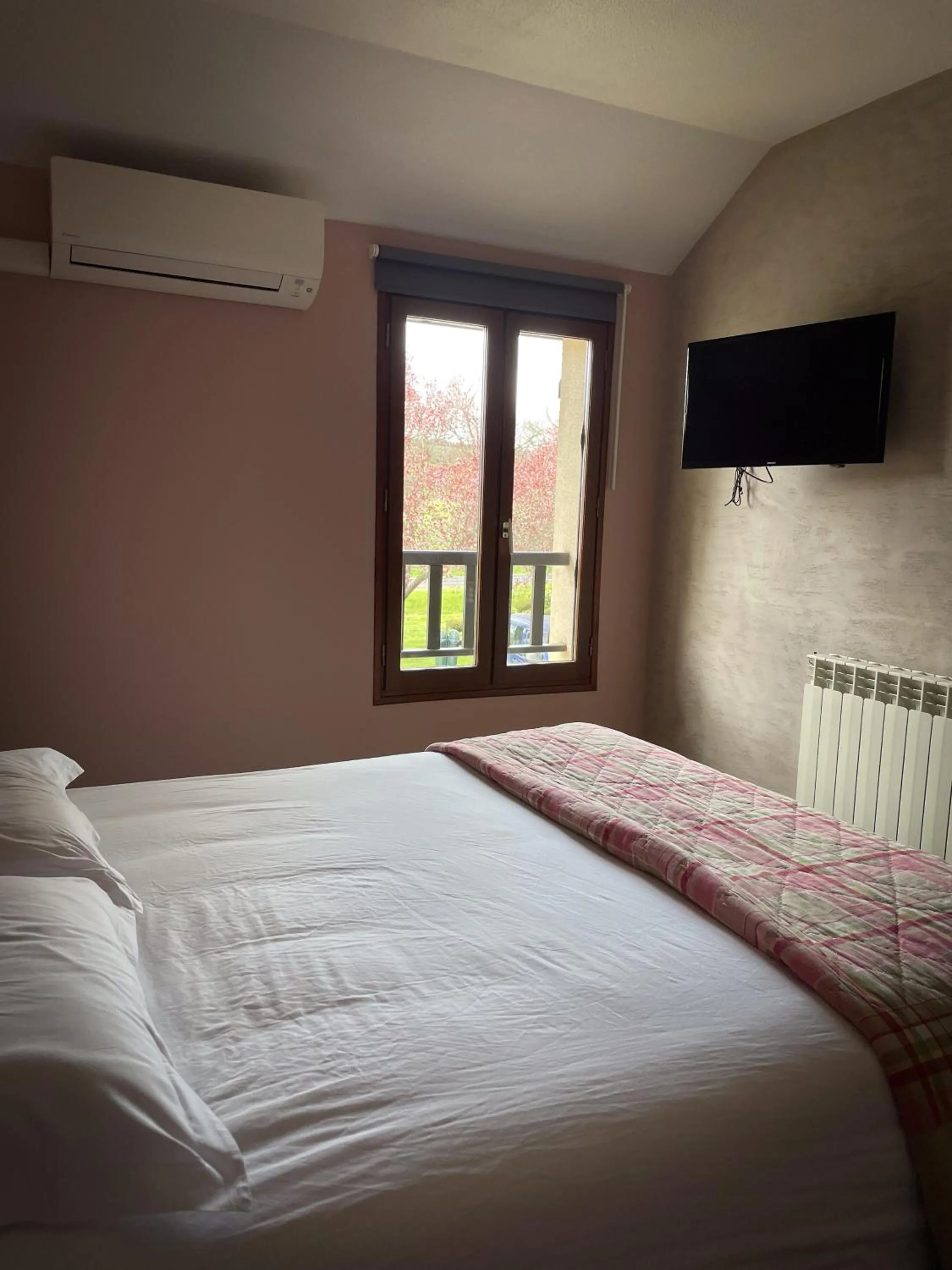 Bed in Maison Legate "Hôtel Le Baudiere & Spa"