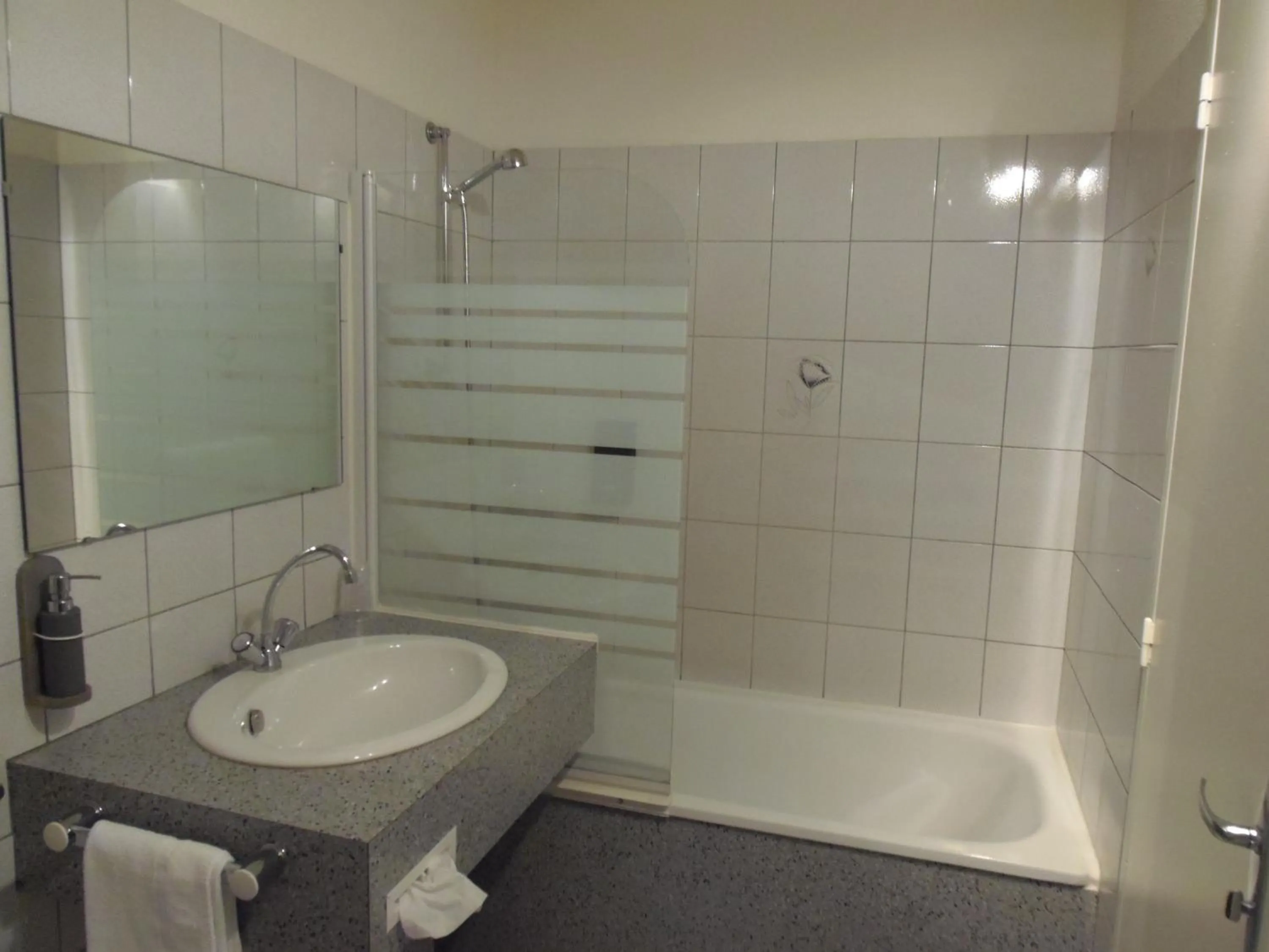 Bathroom in Maison Legate "Hôtel Le Baudiere & Spa"