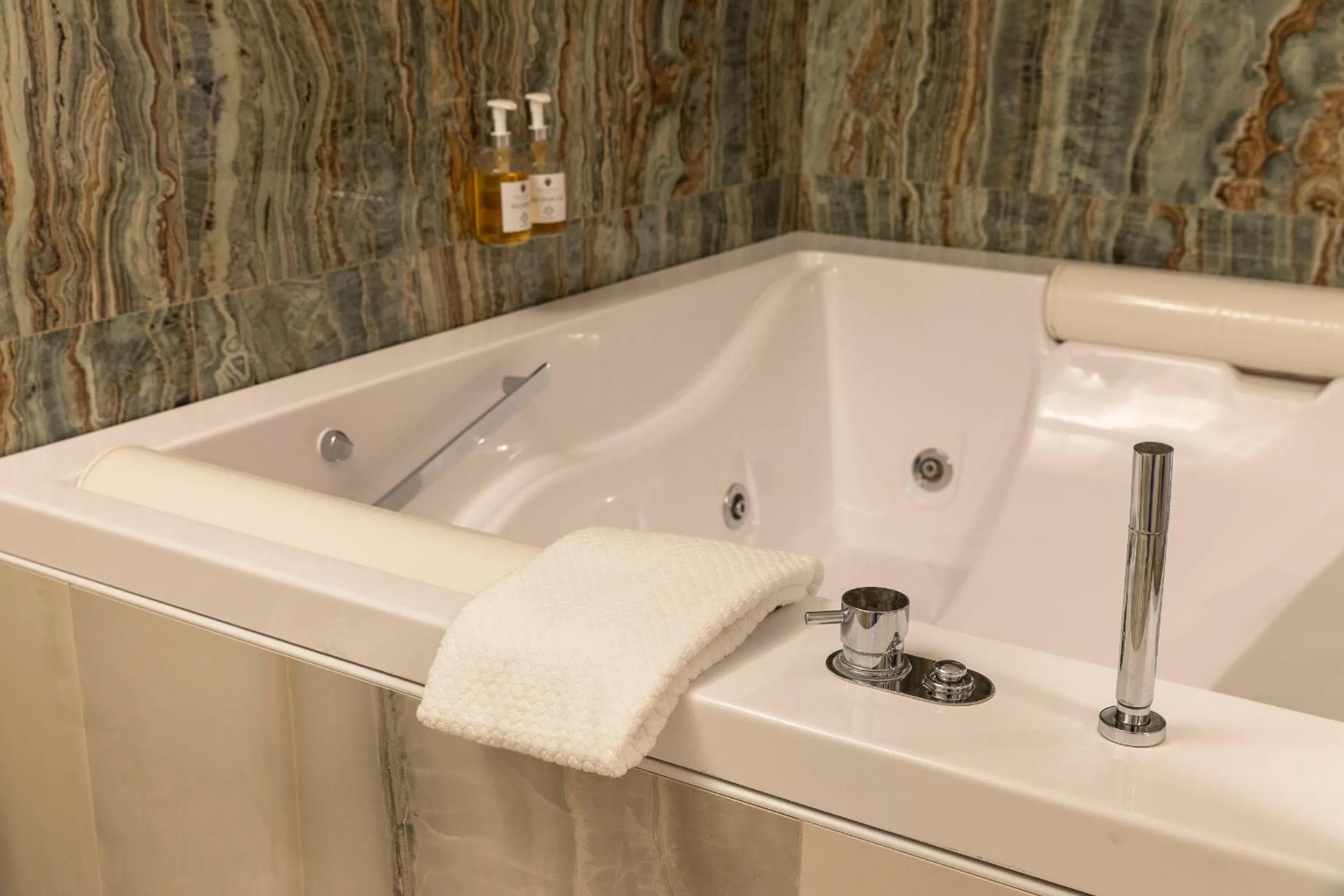 Hot Tub in Palazzo Dei Mercanti - Dimora & Spa