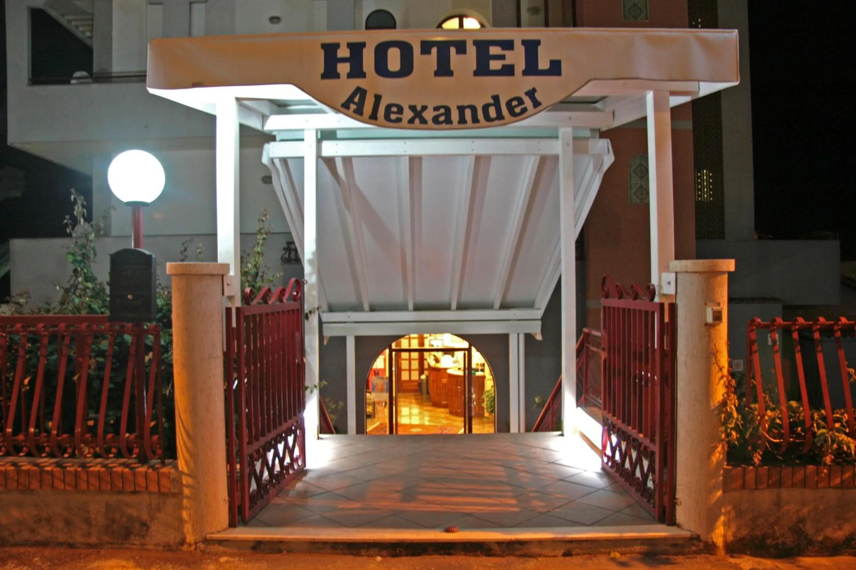 Facade/entrance in Hotel Alexander